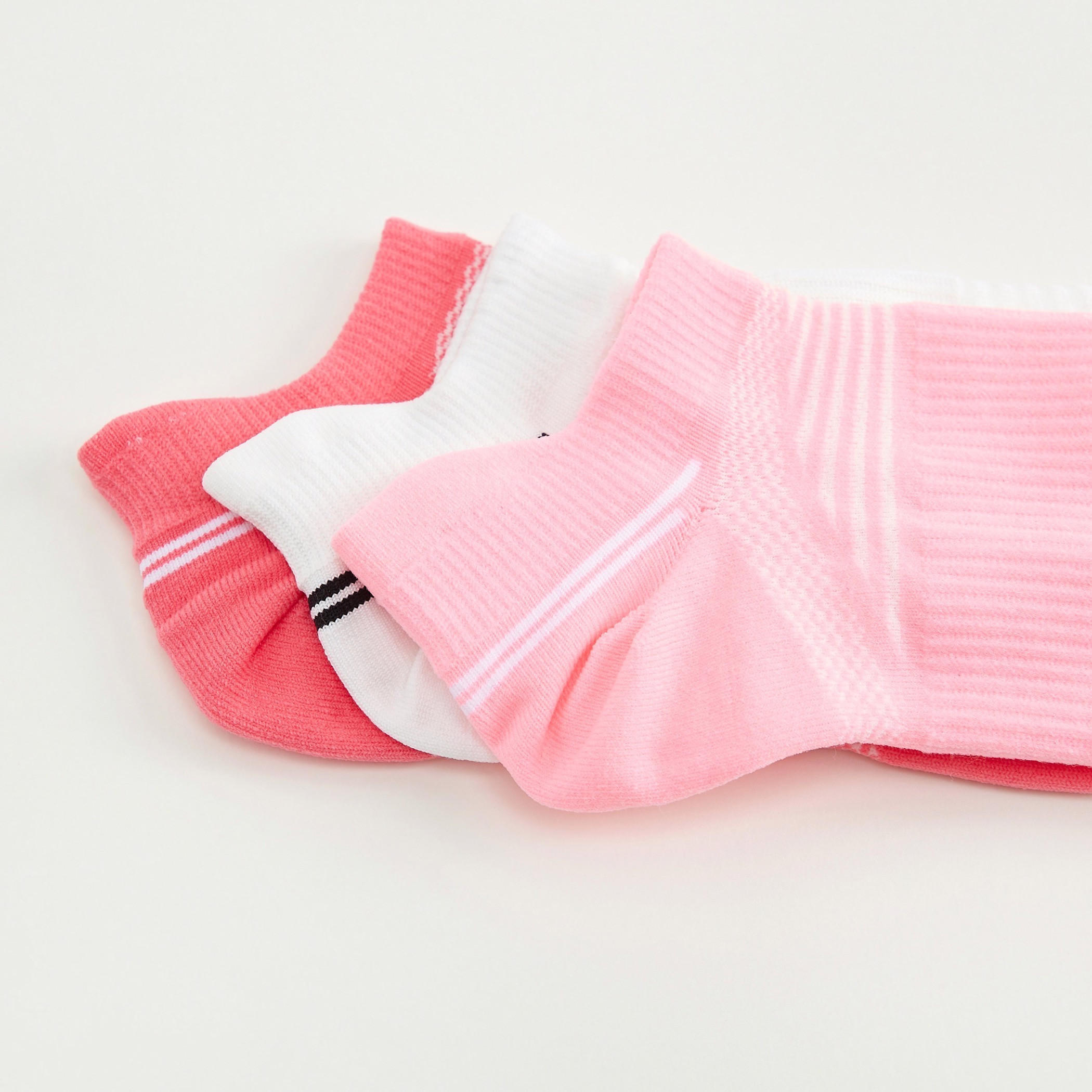 جوارب مخطّطة بطول الكاحل - طقم من 3-women-socksandstockings-image-2