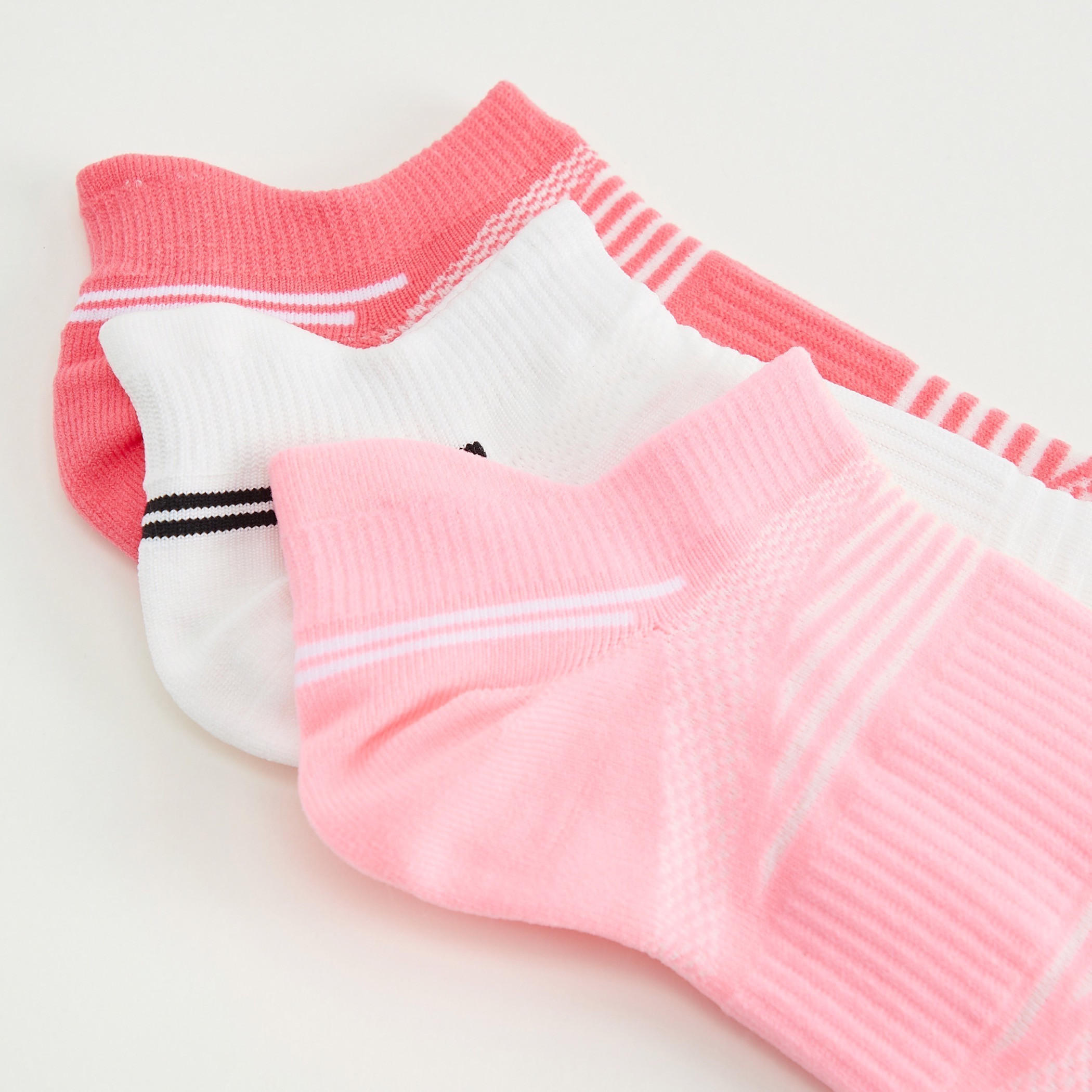 جوارب مخطّطة بطول الكاحل - طقم من 3-women-socksandstockings-image-1