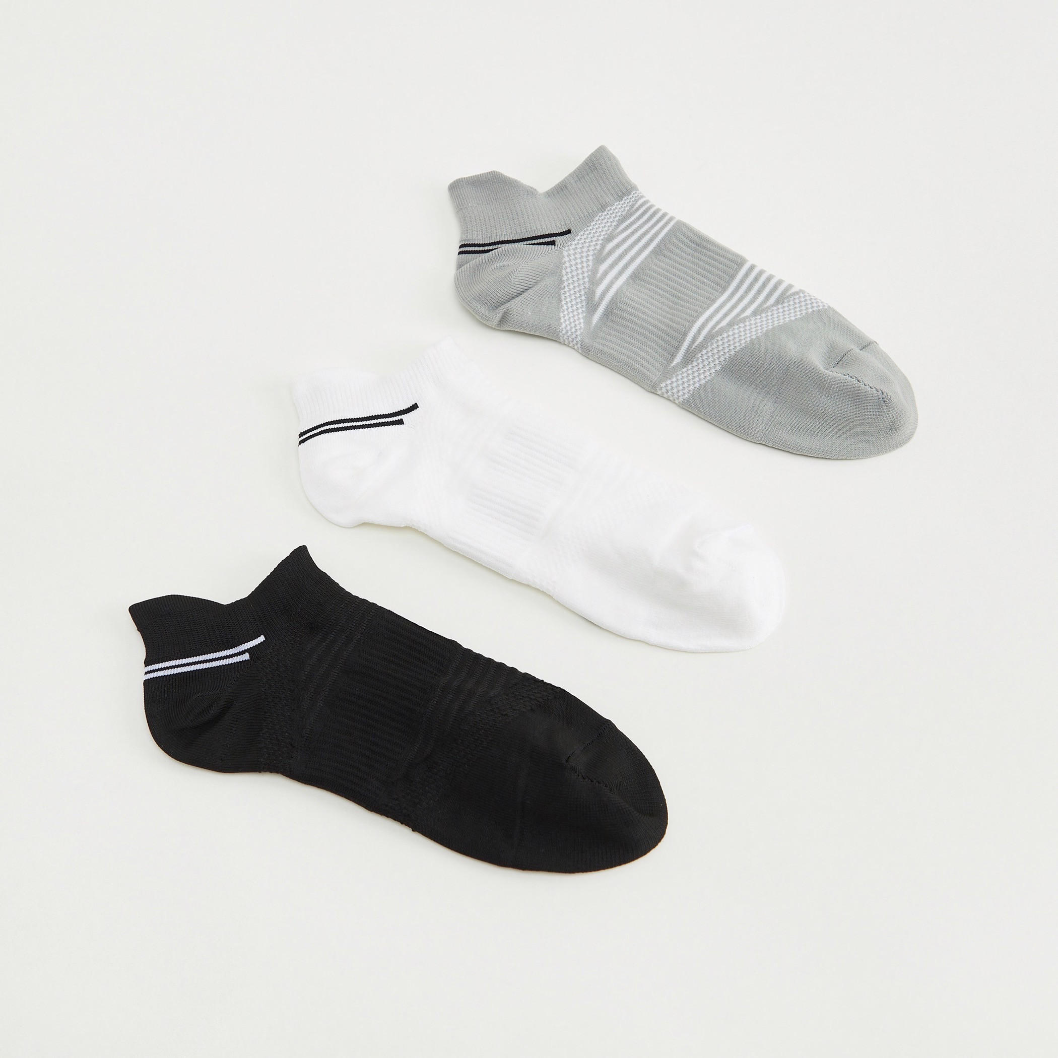 جوارب مخطّطة بطول الكاحل - طقم من 3-women-socksandstockings-image-1