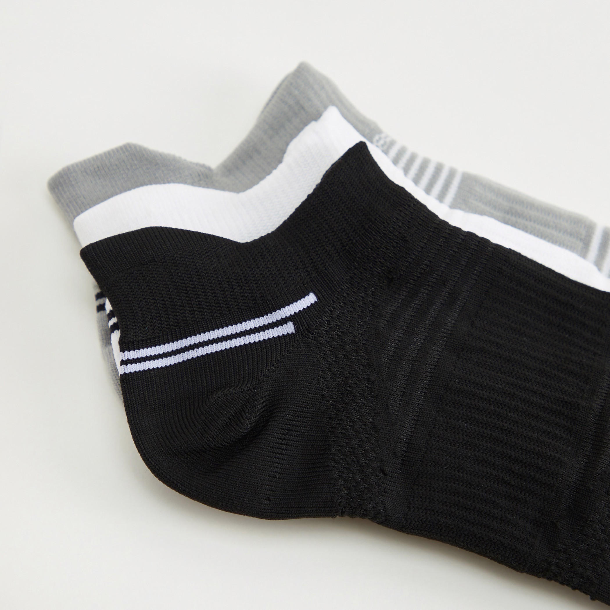جوارب مخطّطة بطول الكاحل - طقم من 3-women-socksandstockings-image-3