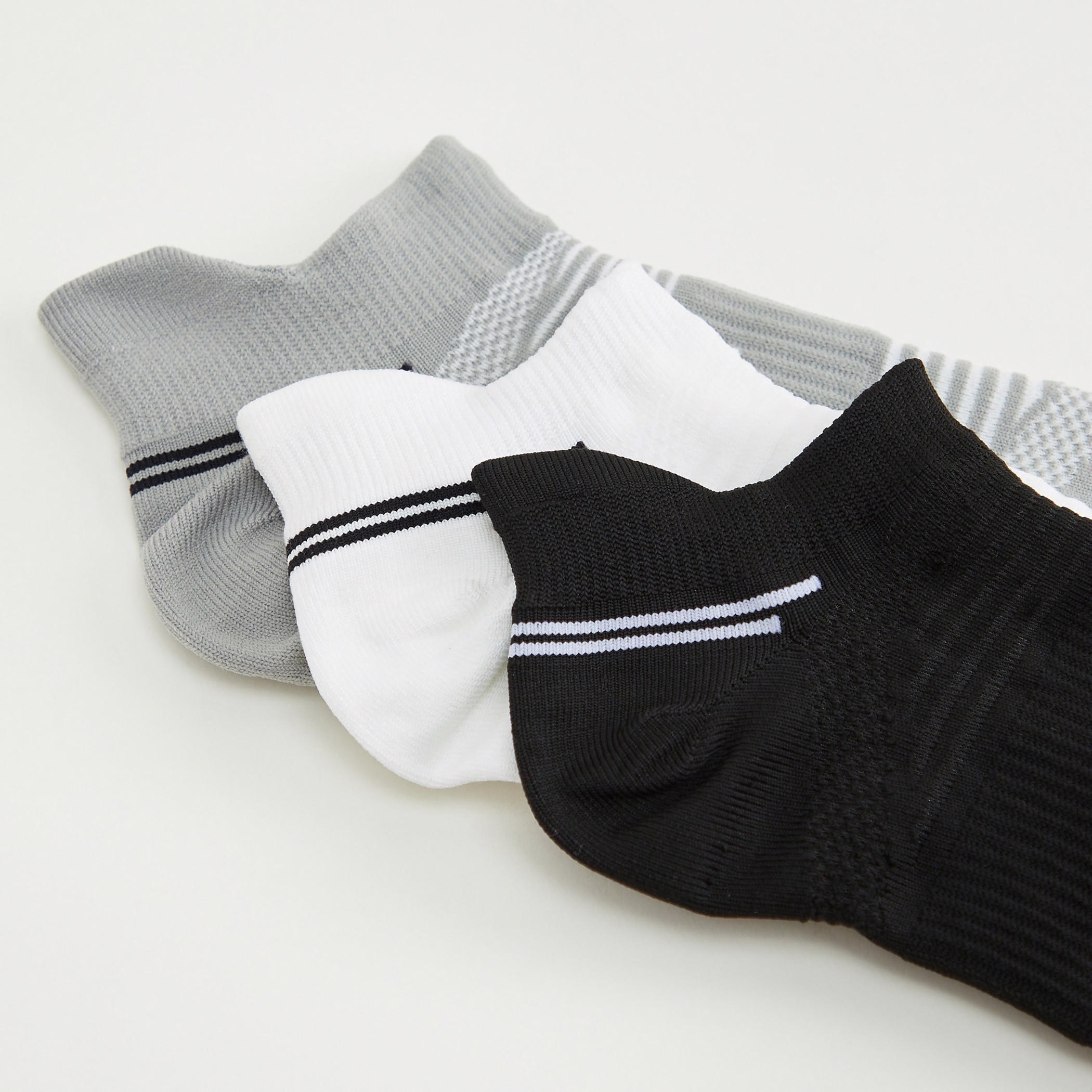 جوارب مخطّطة بطول الكاحل - طقم من 3-women-socksandstockings-image-4