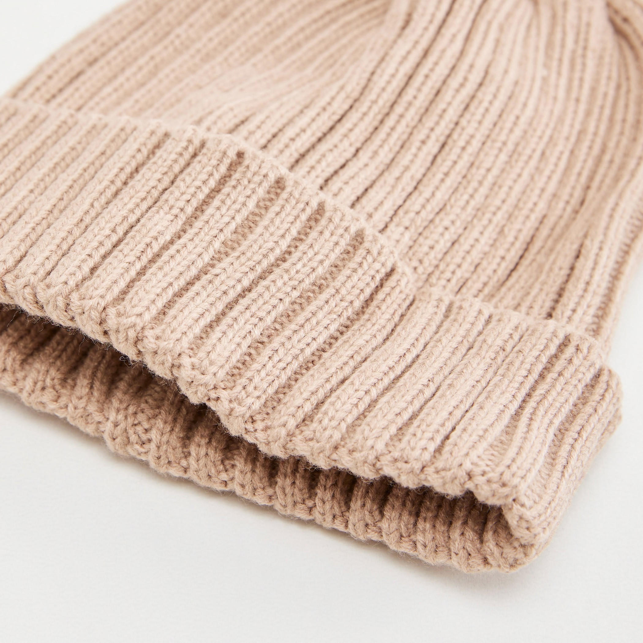 بيني مضلّعة بأطراف مطوية-women-clothingaccessories-capsandhats-image-1