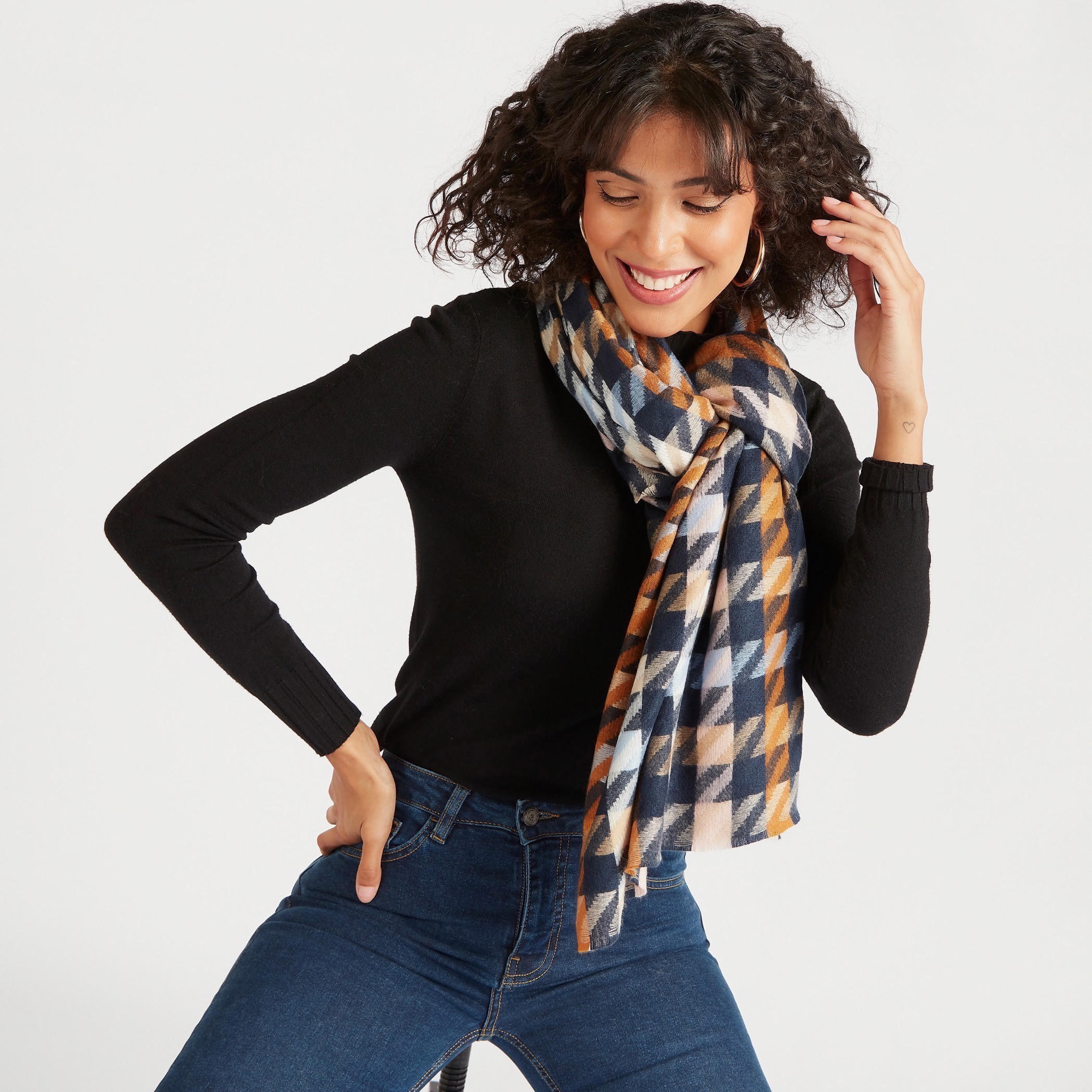 وشاح كاروهات بتفاصيل شراشيب-women-clothingaccessories-scarves-image-4