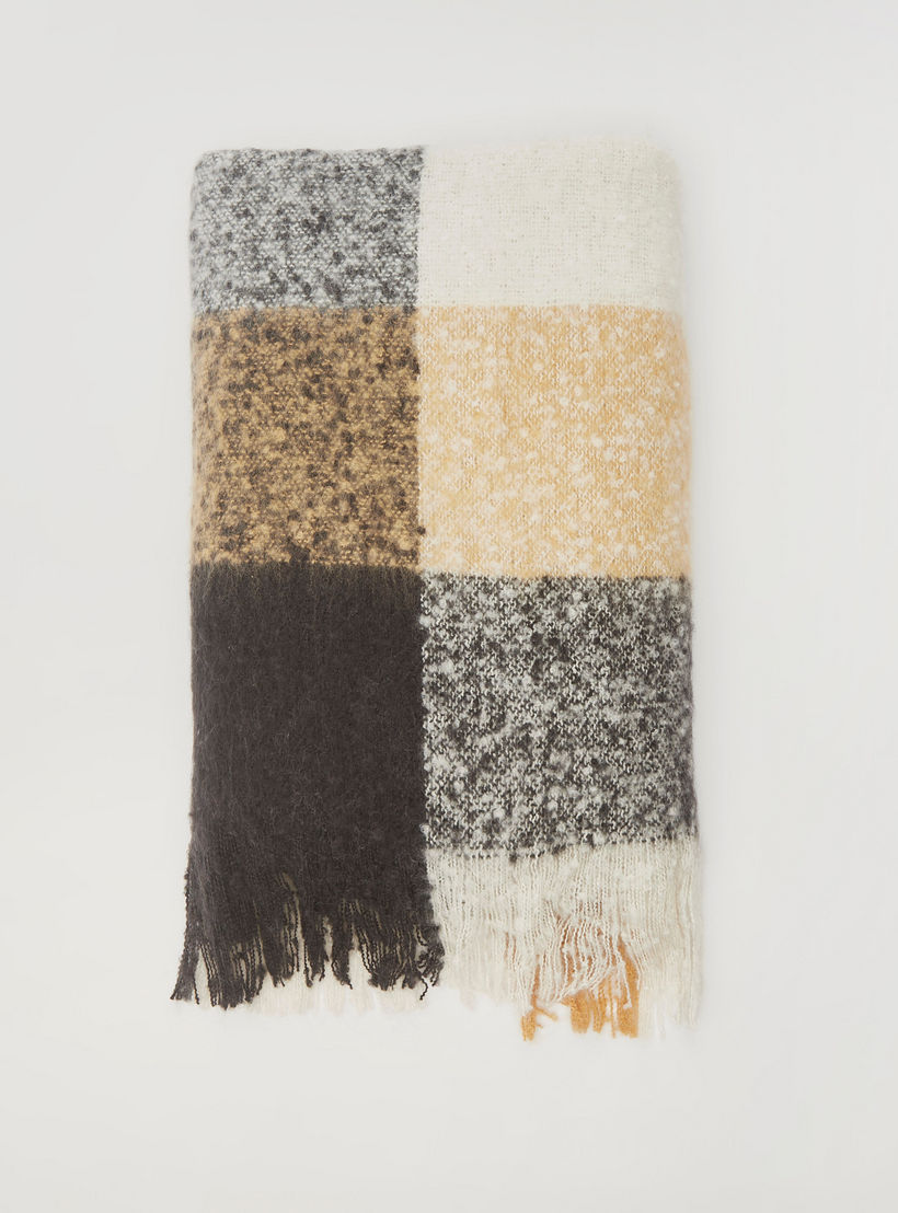 وشاح كاروهات بتفاصيل شراشيب-women-clothingaccessories-scarves-image-5
