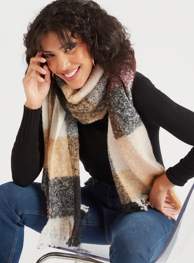 وشاح كاروهات بتفاصيل شراشيب-women-clothingaccessories-scarves-image-2