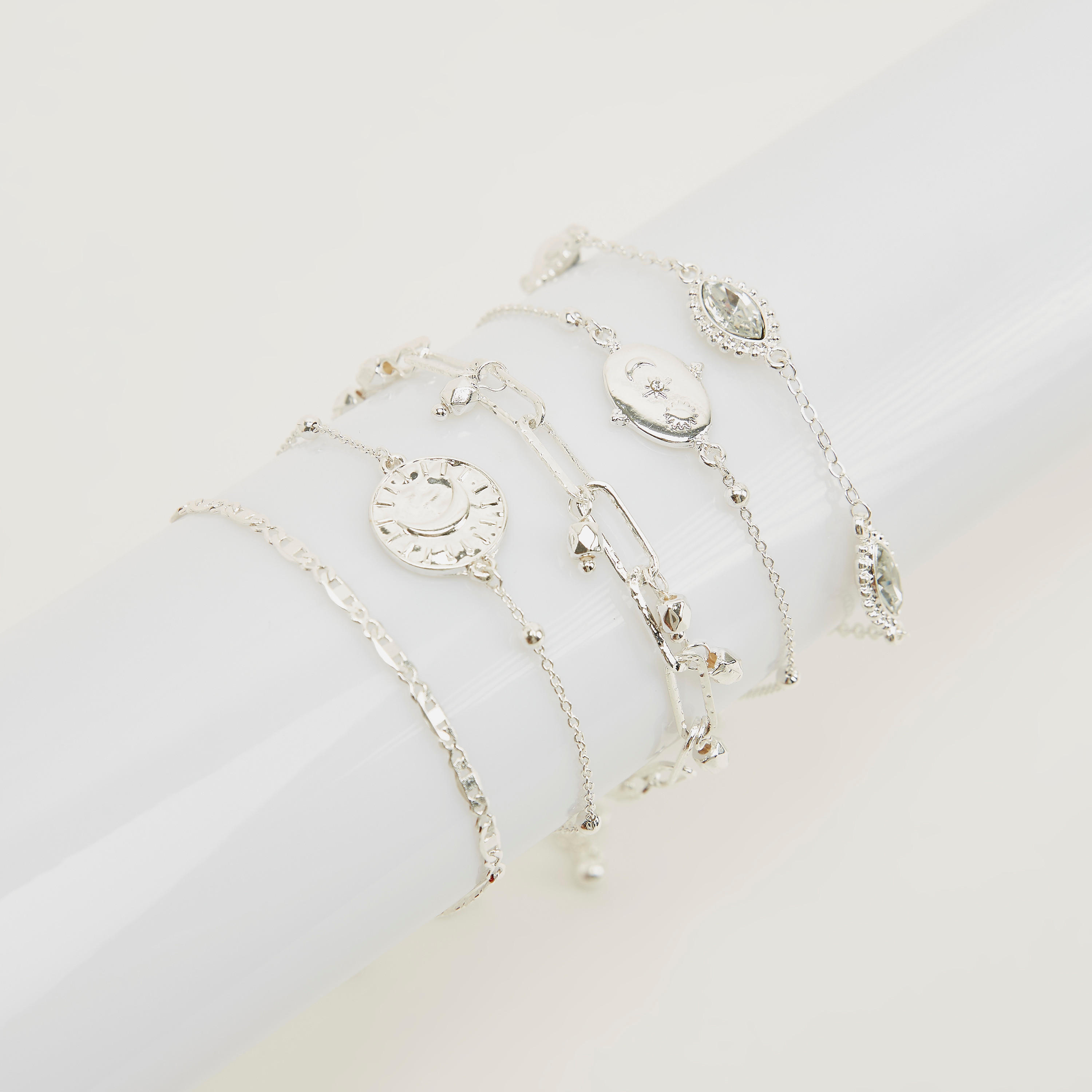 أساور مزيّنة بمشبك إغلاق - طقم من 5 قطع-women-watchesandjewellery-jewellery-banglesandbracelets-image-4