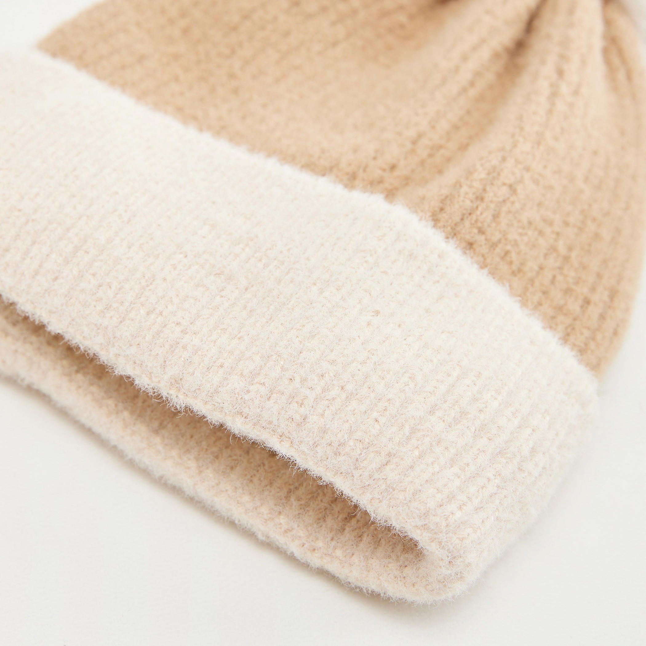 قبعة بيني بارزة الملمس بتزيينات بوم بوم-women-clothingaccessories-capsandhats-image-5
