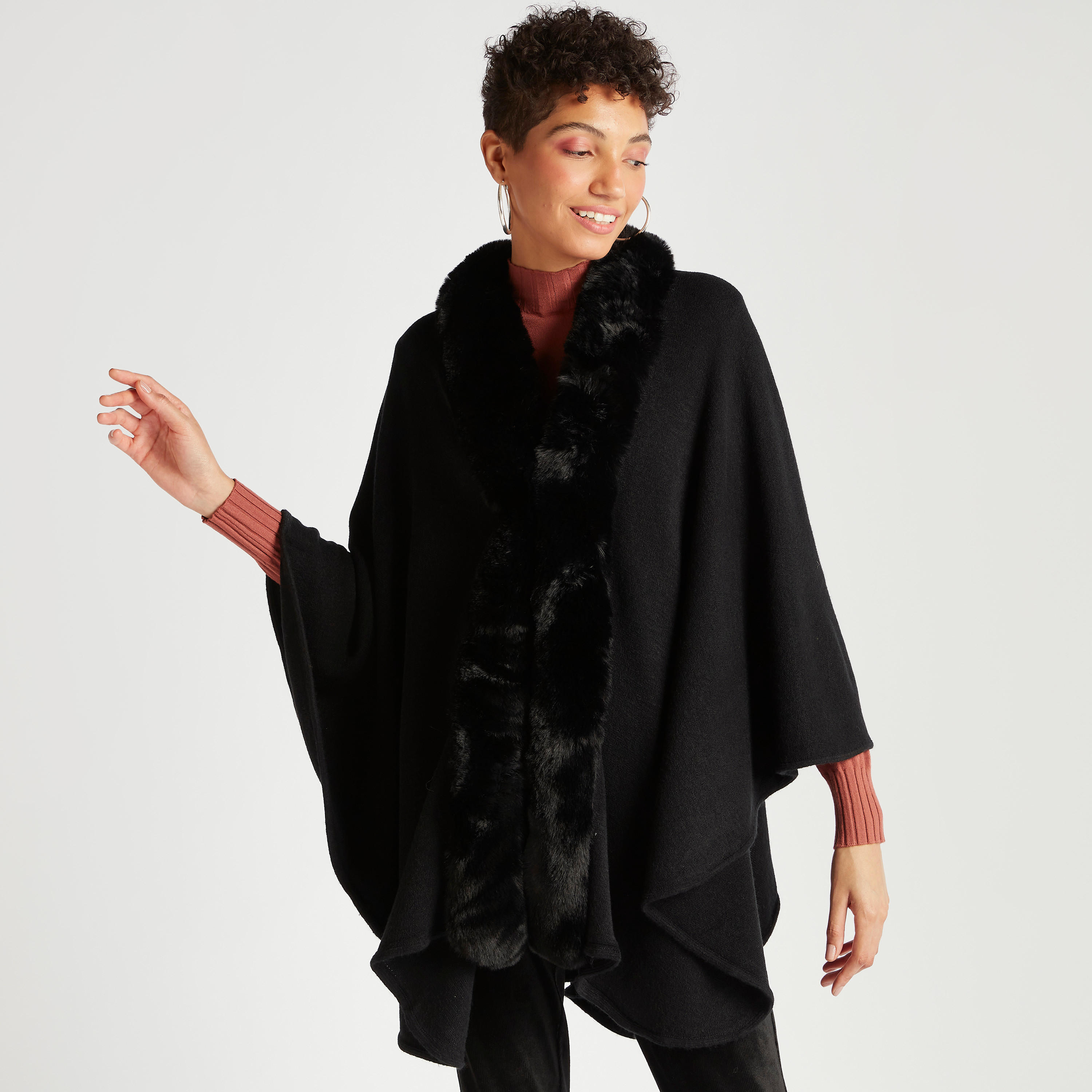 سترة فضفاضة غير مستوة الطول مع ياقة من الفرو الصناعي-women-winterwear-coatsandjackets-jackets-image-1