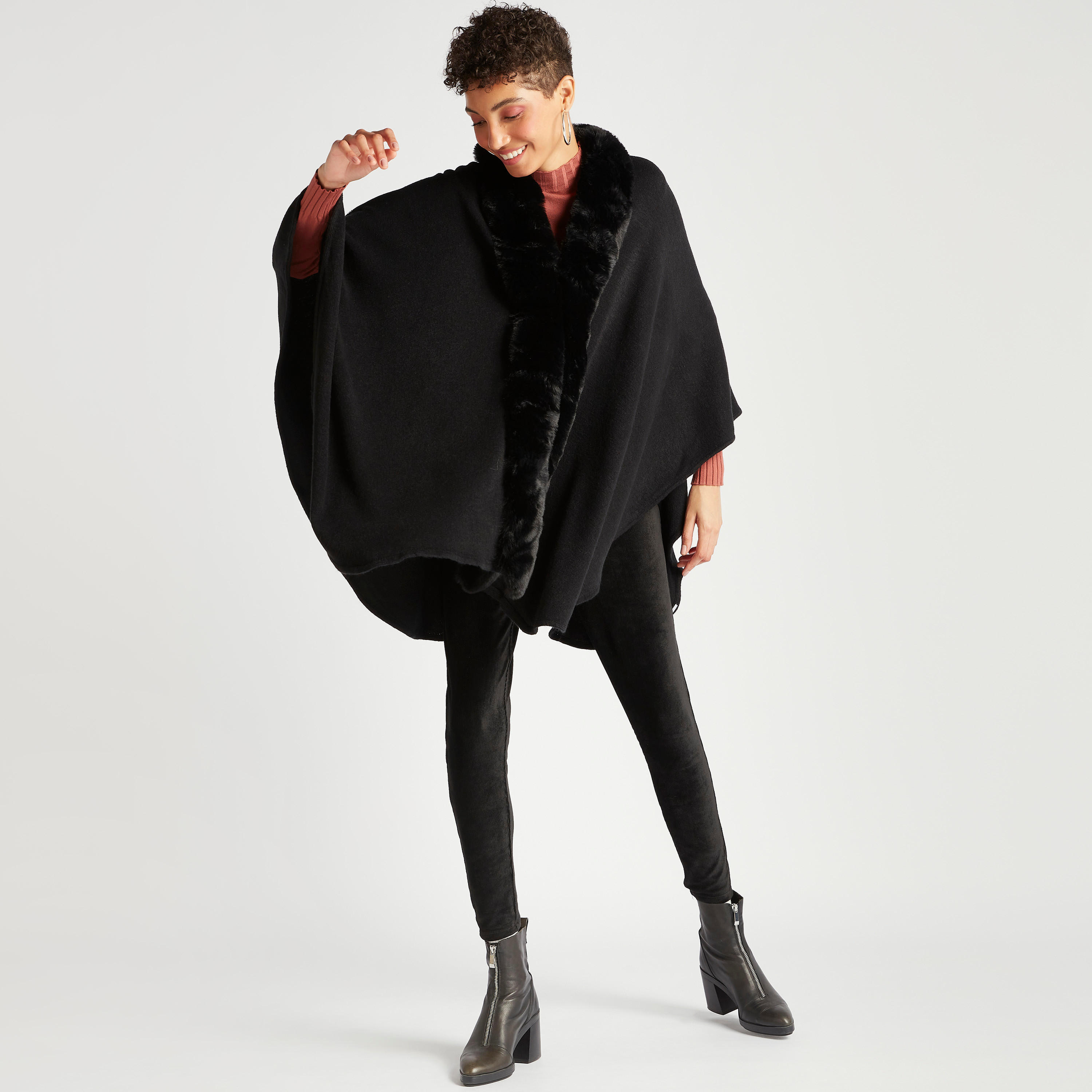 سترة فضفاضة غير مستوة الطول مع ياقة من الفرو الصناعي-women-winterwear-coatsandjackets-jackets-image-2