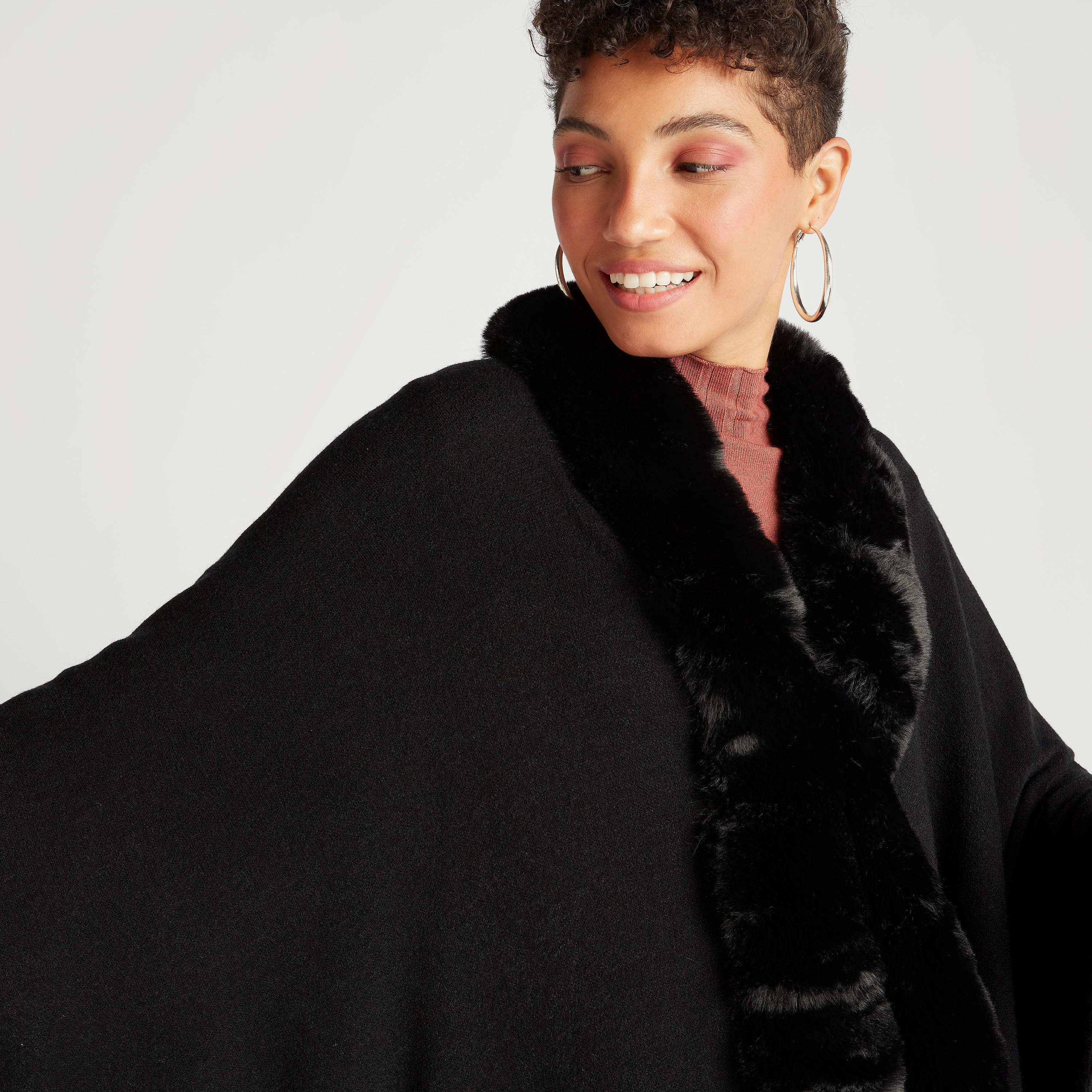 سترة فضفاضة غير مستوة الطول مع ياقة من الفرو الصناعي-women-winterwear-coatsandjackets-jackets-image-5