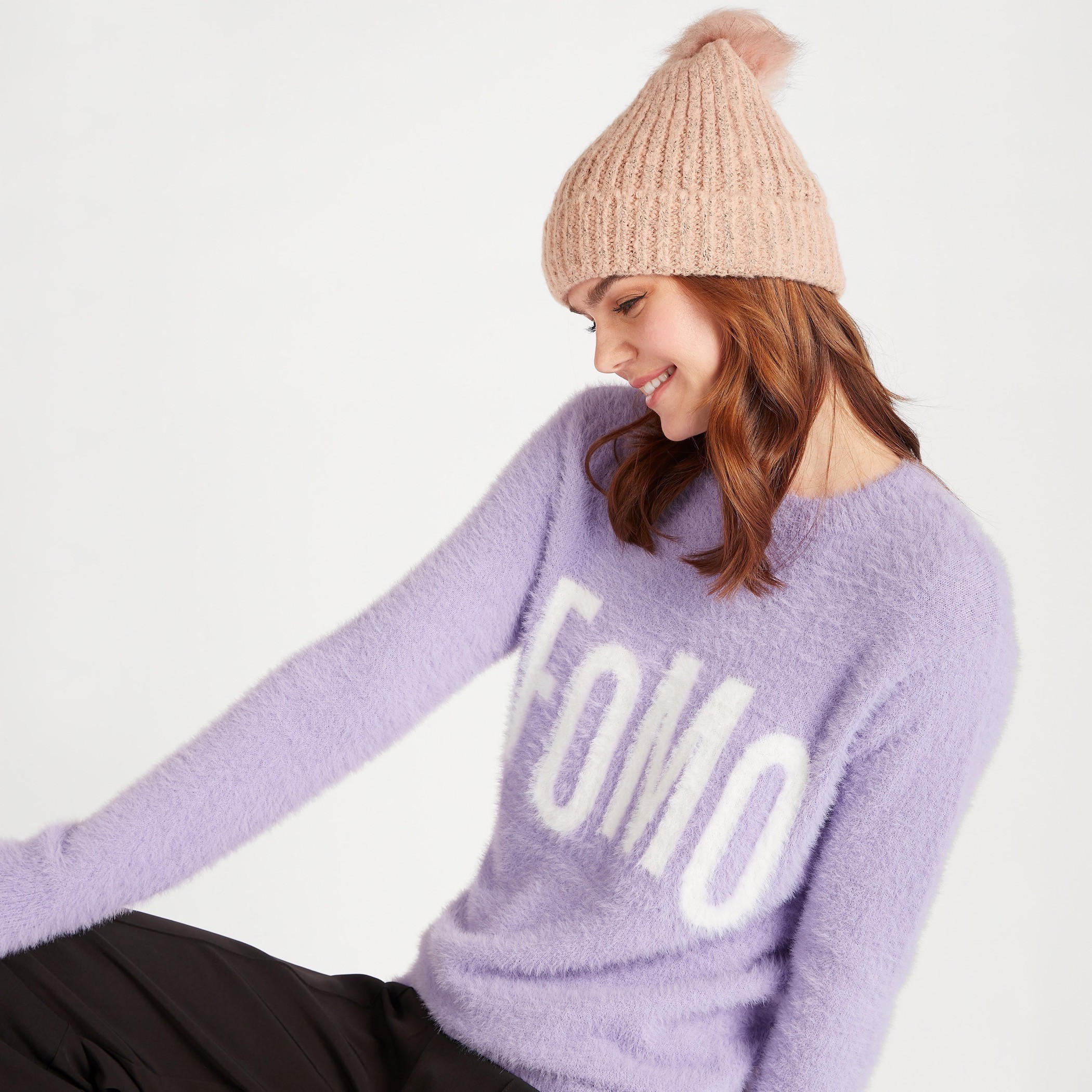 كاب بيني مضلّعة بكرات بوم بوم من الفرو الصناعي-women-clothingaccessories-capsandhats-image-2