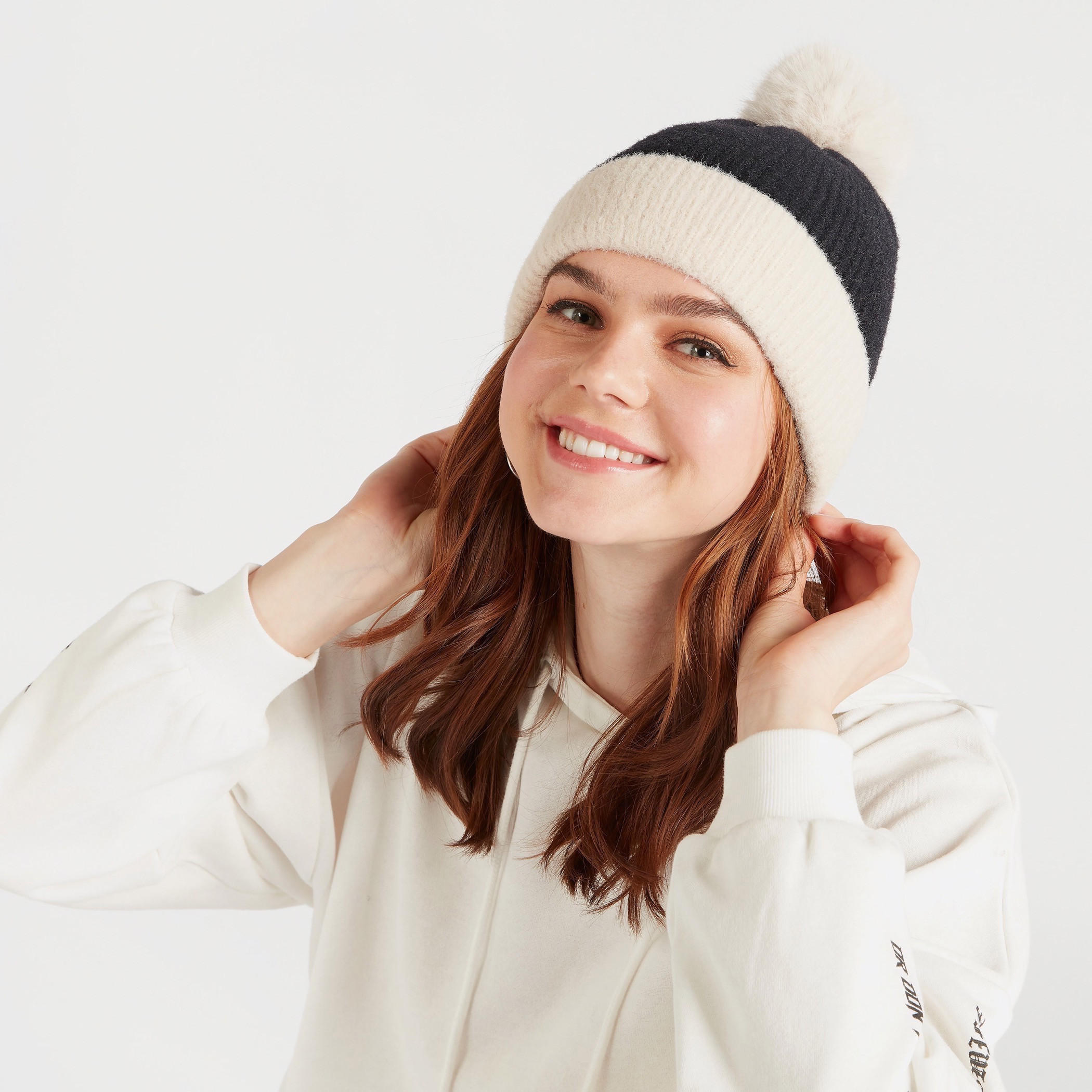 قبعة بيني بارزة الملمس بتزيينات بوم بوم-women-clothingaccessories-capsandhats-image-2