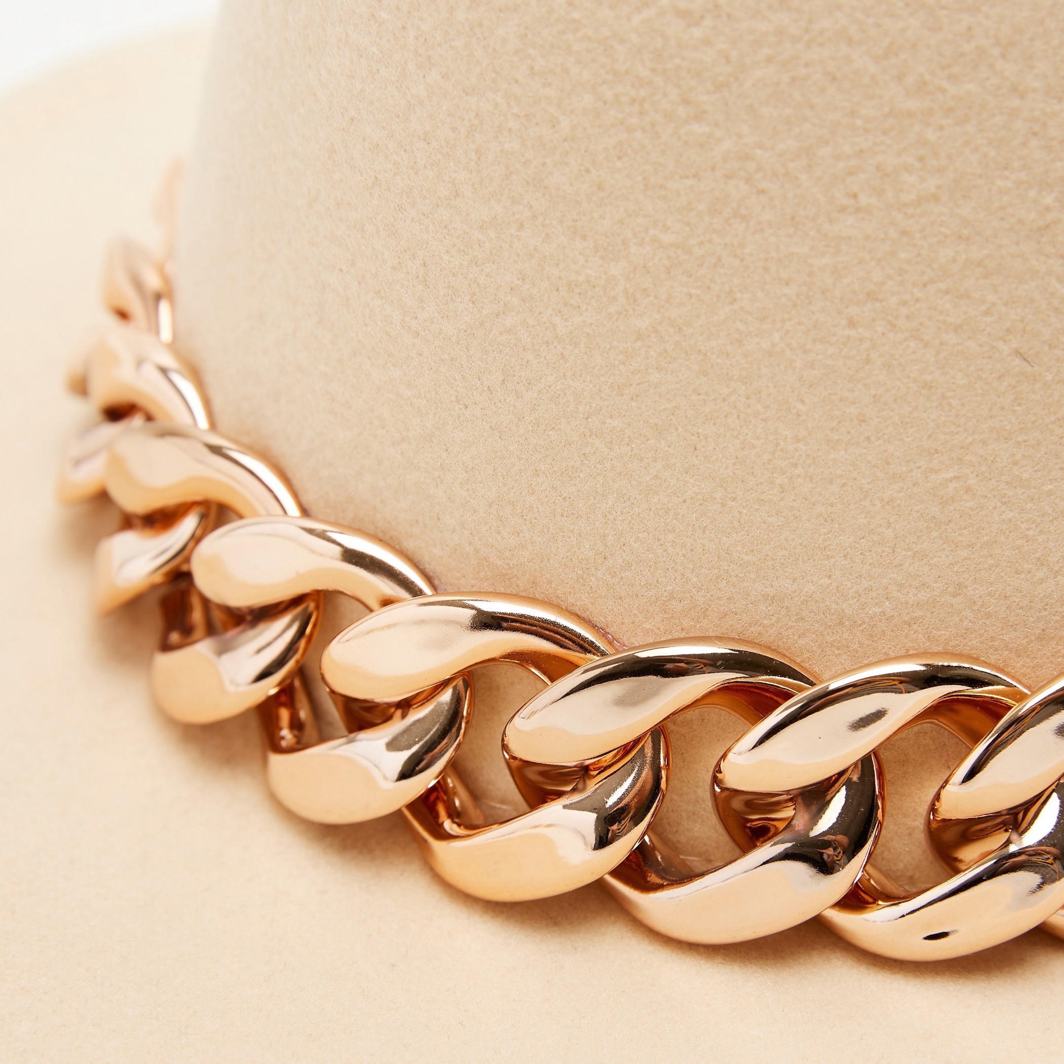 قبّعة سادة بتفاصيل سلسلة تشانكي-women-clothingaccessories-capsandhats-image-3