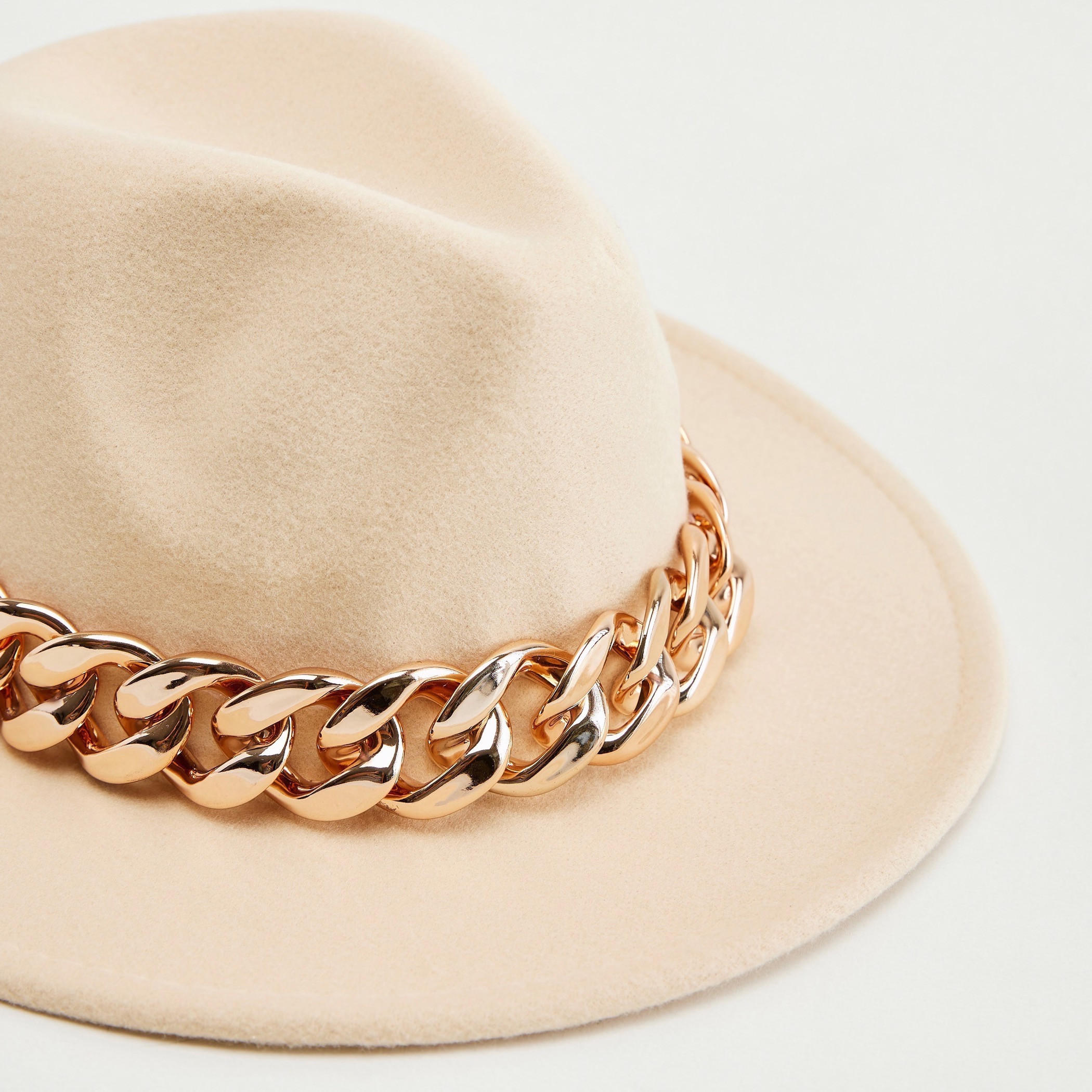 قبّعة سادة بتفاصيل سلسلة تشانكي-women-clothingaccessories-capsandhats-image-2