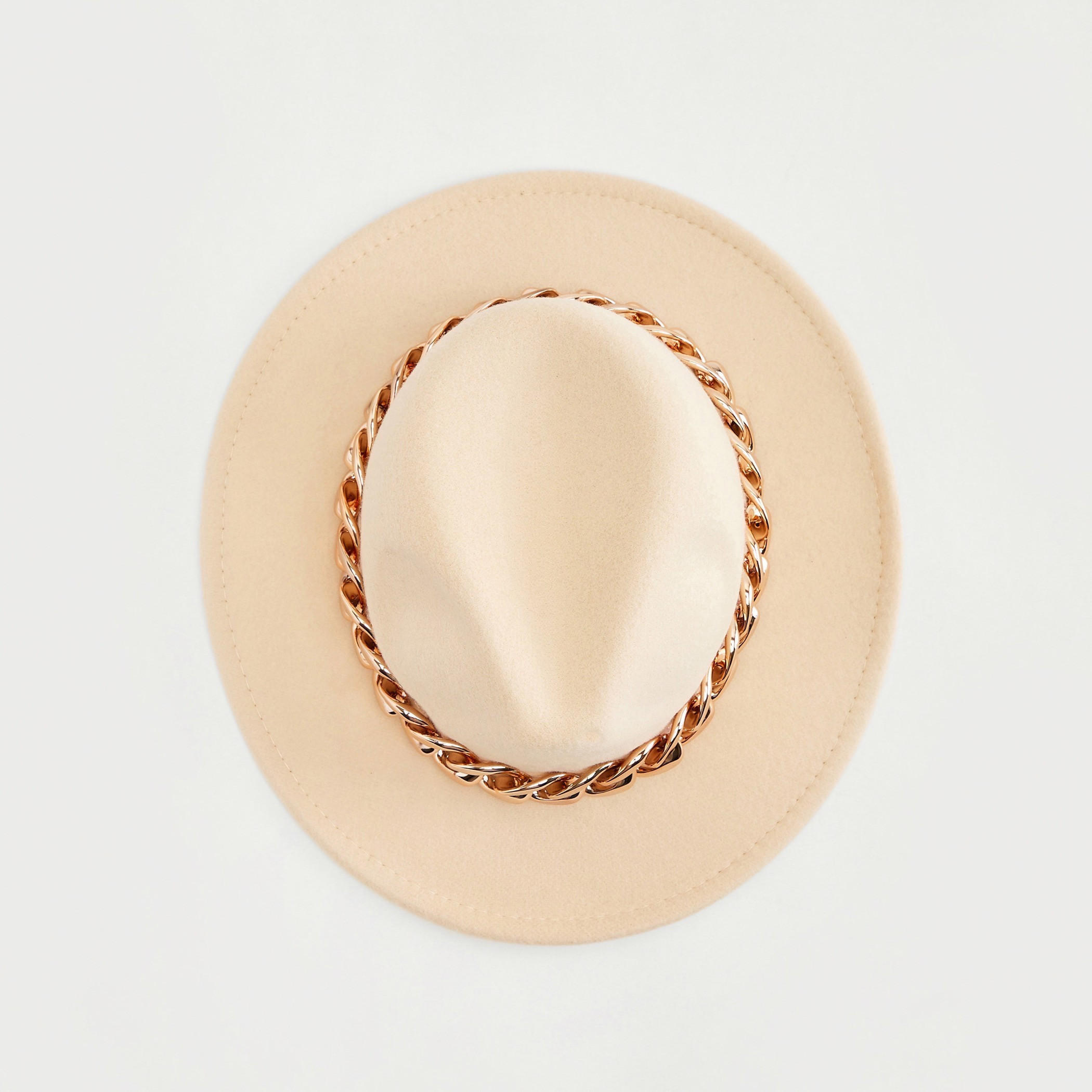 قبّعة سادة بتفاصيل سلسلة تشانكي-women-clothingaccessories-capsandhats-image-1