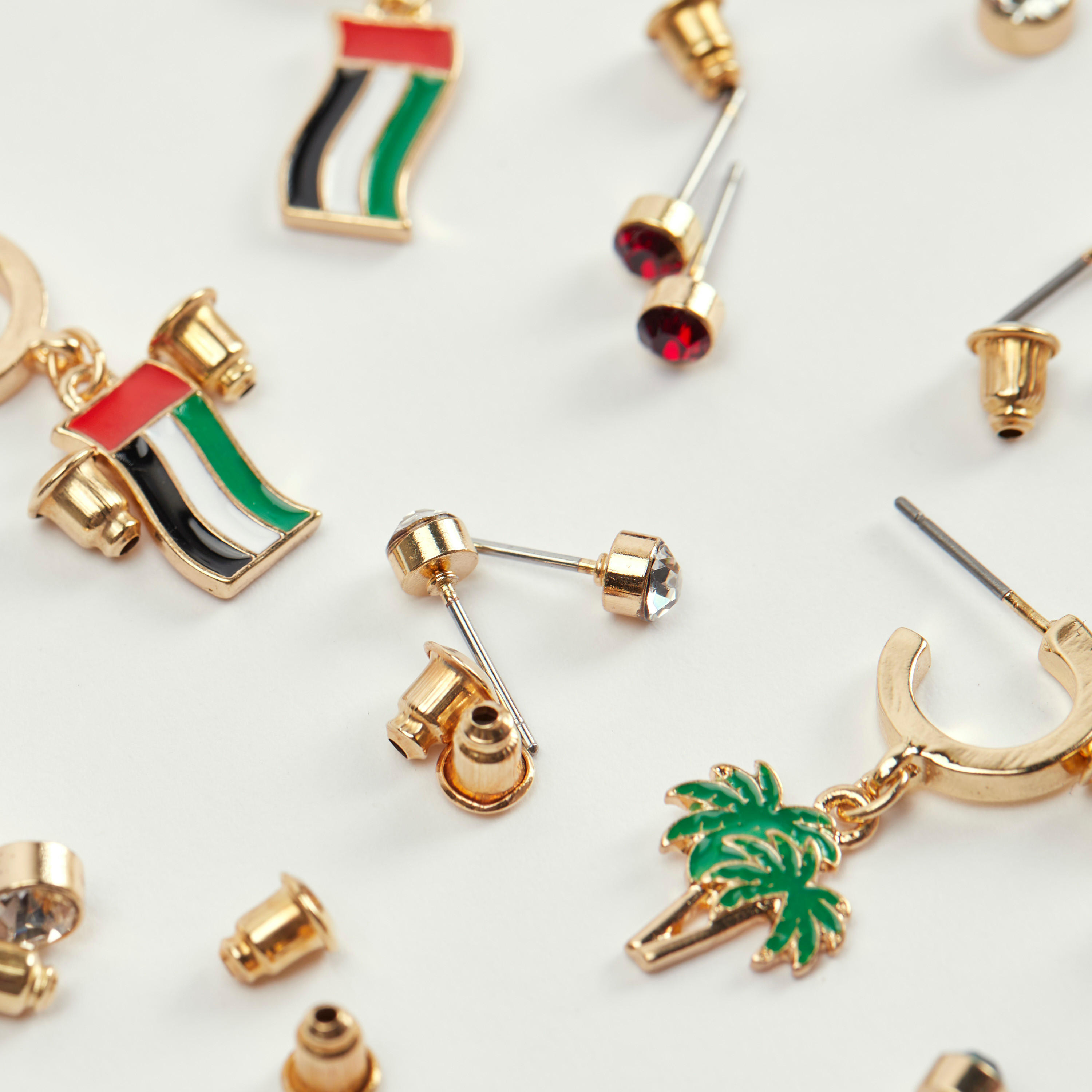 حلقان مزيّنة بمكبس إغلاق - طقم من 6-women-watchesandjewellery-jewellery-earrings-image-3