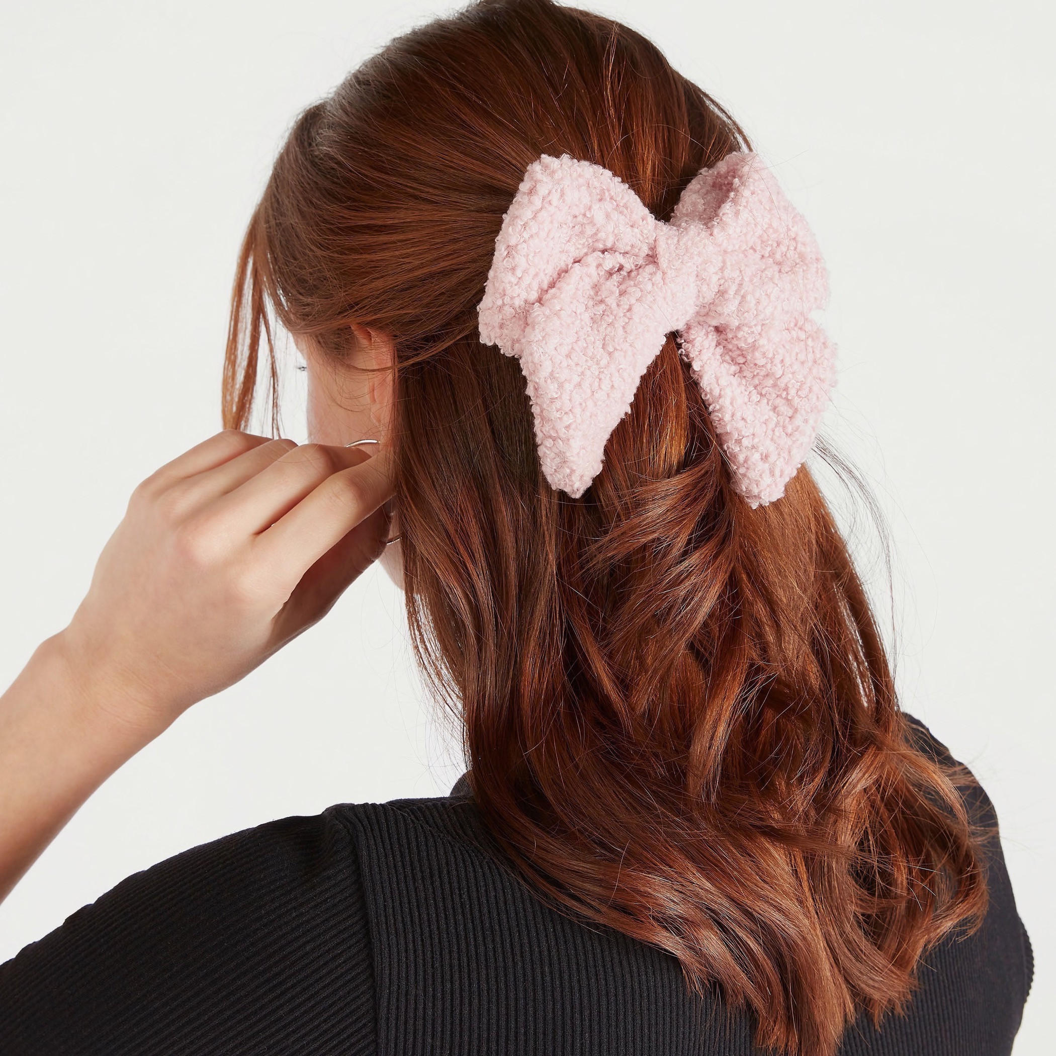 مشبك شعر باريت بارز الملمس بتصميم فيونكة-women-hairaccessories-image-4