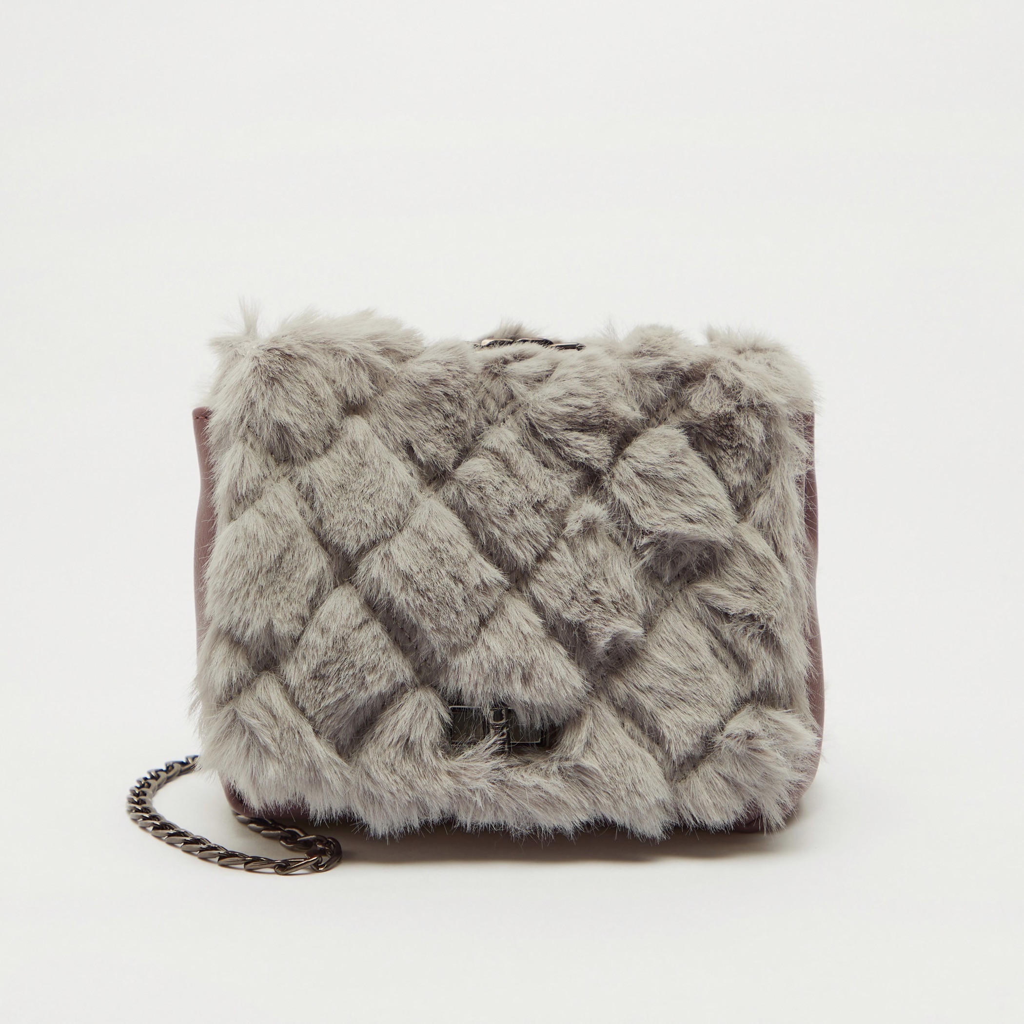 شنطة كروس بودي بتفاصيل مخملية وحزام سلسلة-women-bagsandwallets-handbags-image-1
