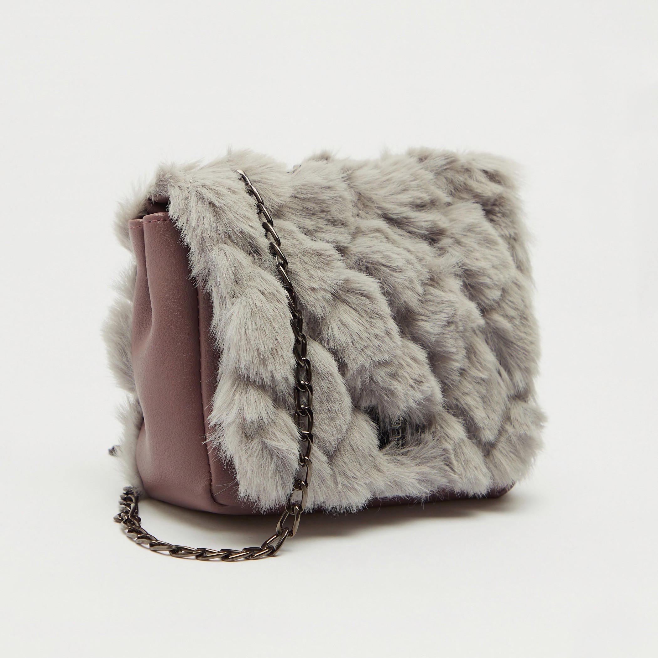 شنطة كروس بودي بتفاصيل مخملية وحزام سلسلة-women-bagsandwallets-handbags-image-4