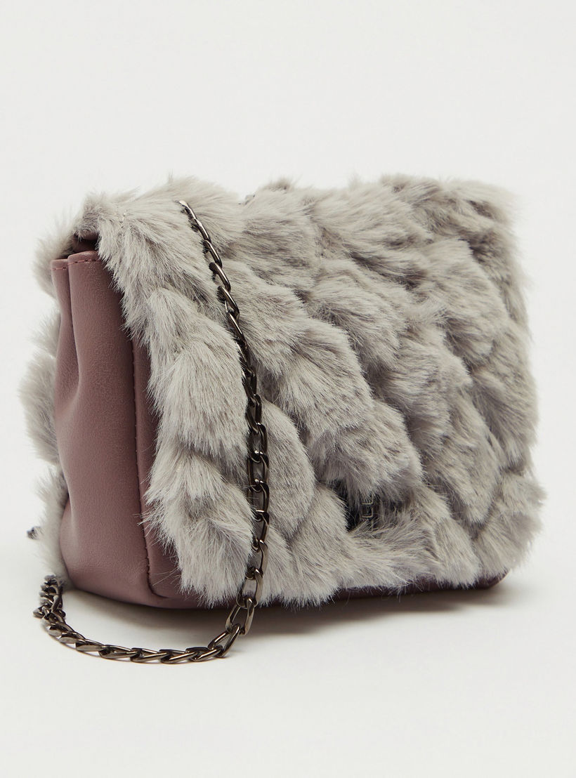 شنطة كروس بودي بتفاصيل مخملية وحزام سلسلة-women-bagsandwallets-handbags-image-4