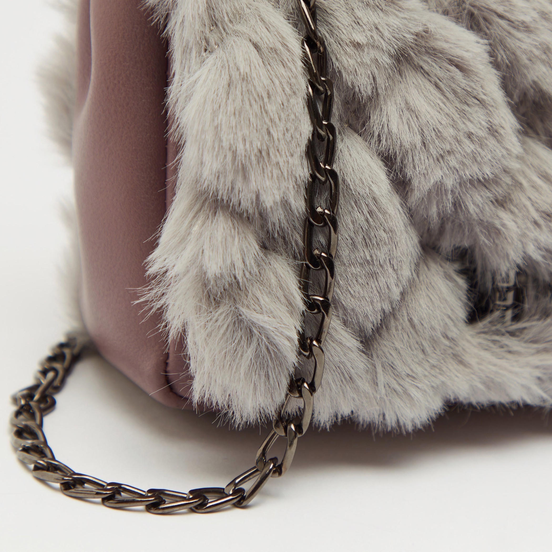 شنطة كروس بودي بتفاصيل مخملية وحزام سلسلة-women-bagsandwallets-handbags-image-5