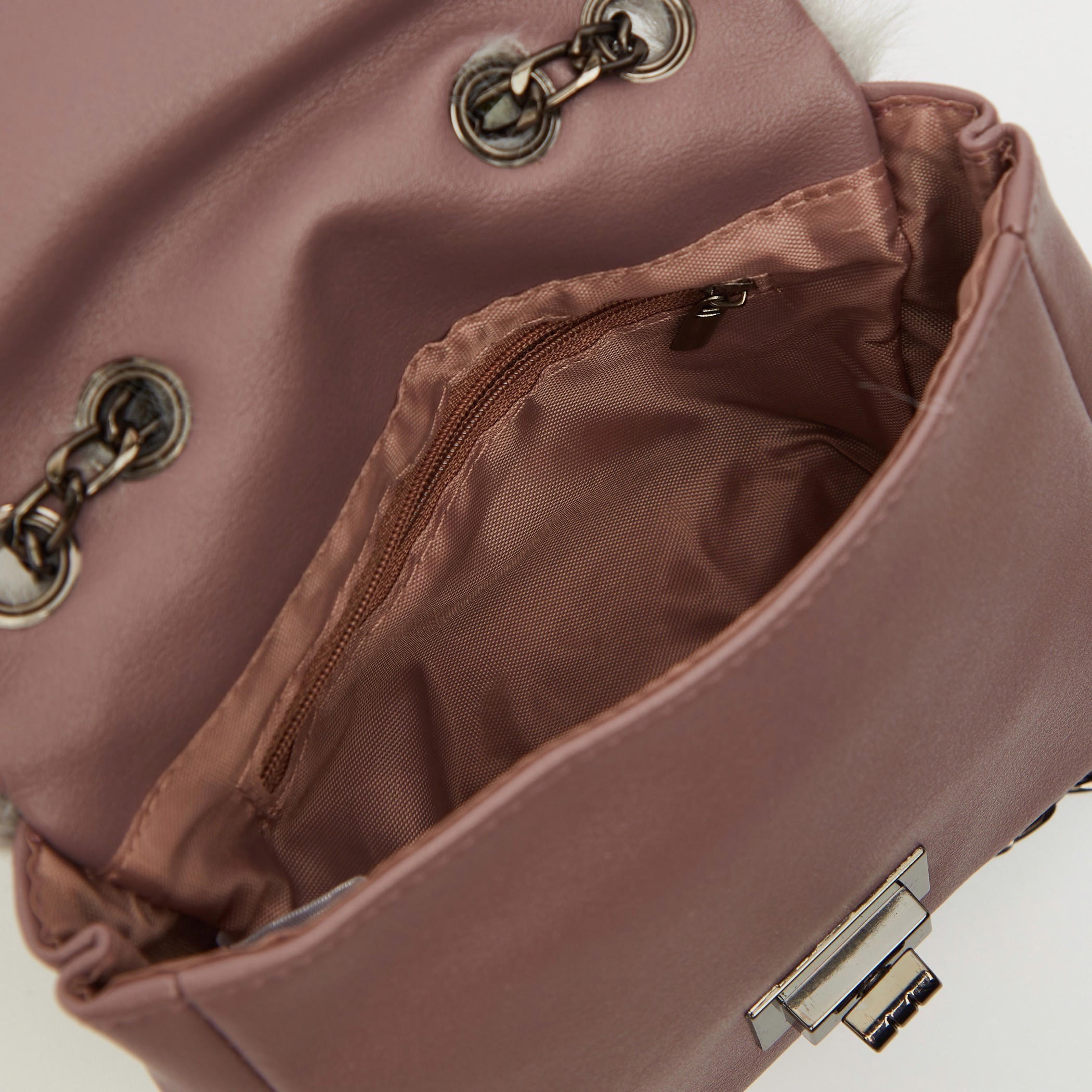شنطة كروس بودي بتفاصيل مخملية وحزام سلسلة-women-bagsandwallets-handbags-image-6