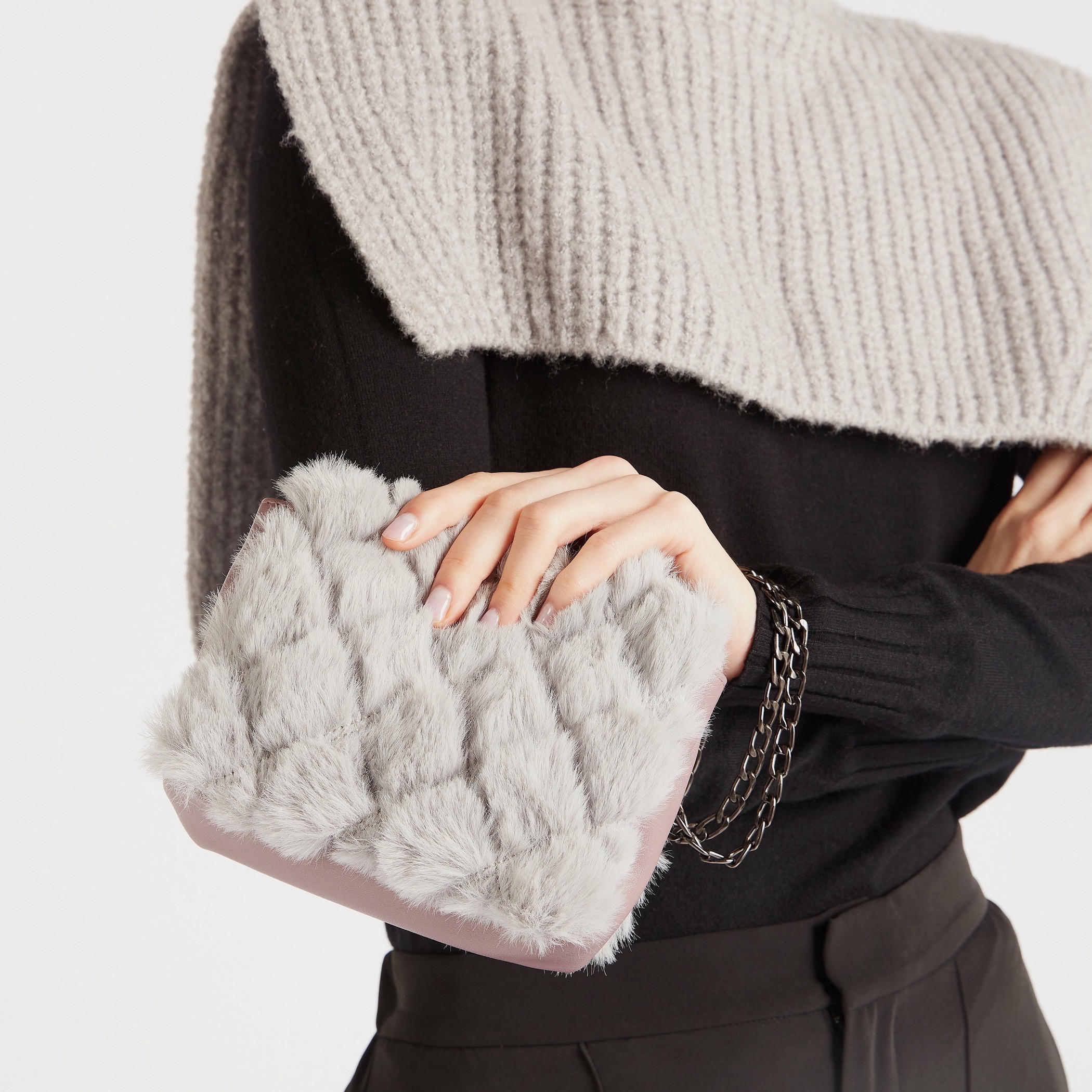 شنطة كروس بودي بتفاصيل مخملية وحزام سلسلة-women-bagsandwallets-handbags-image-2