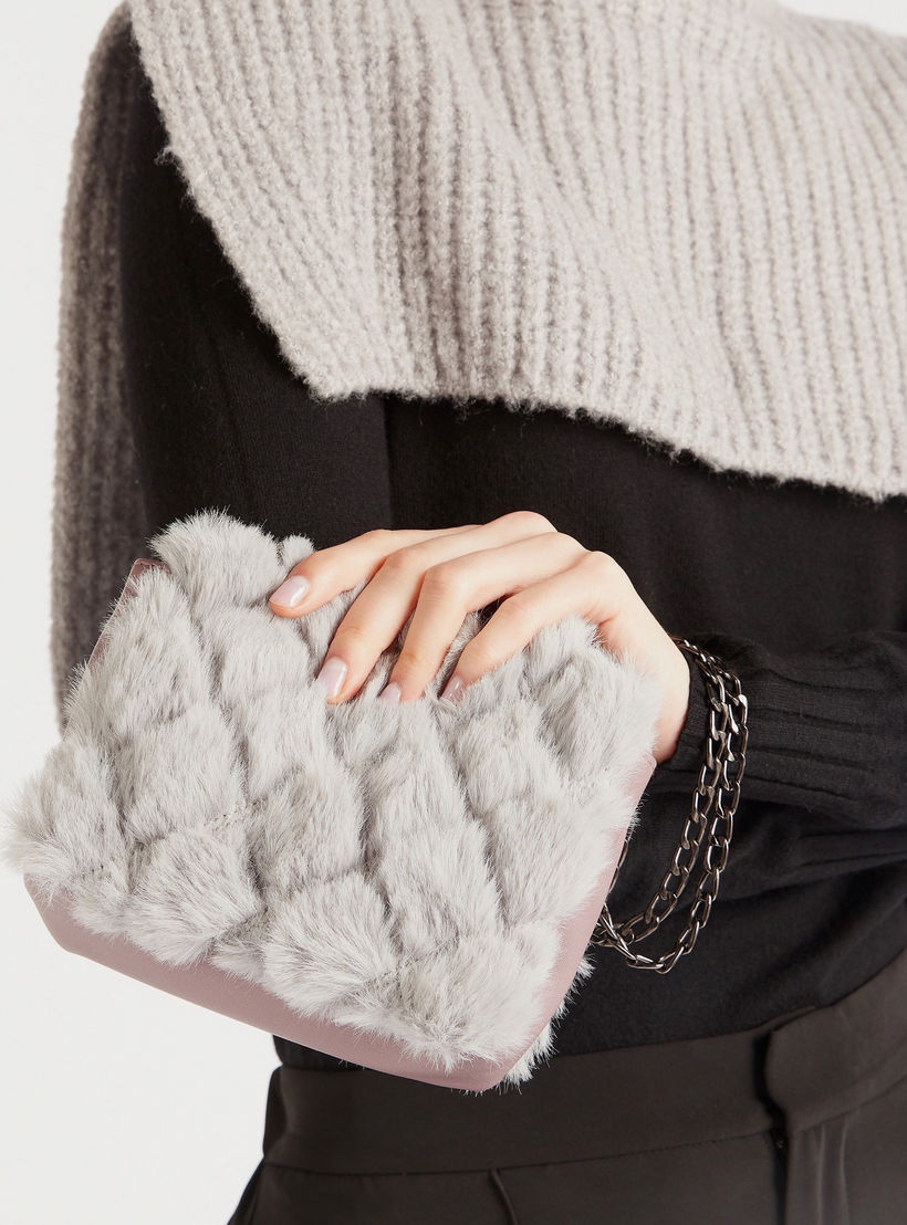 شنطة كروس بودي بتفاصيل مخملية وحزام سلسلة-women-bagsandwallets-handbags-image-2
