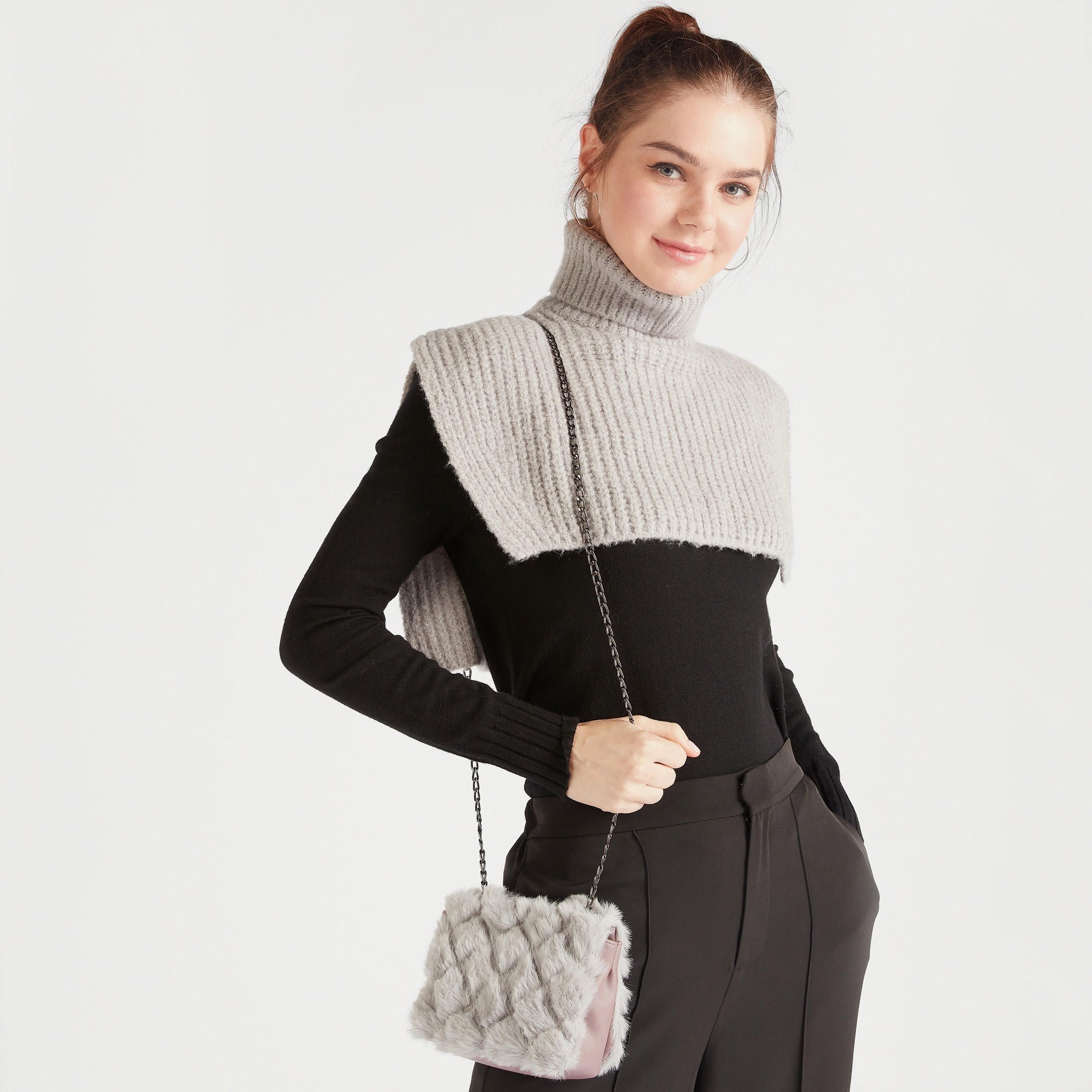 شنطة كروس بودي بتفاصيل مخملية وحزام سلسلة-women-bagsandwallets-handbags-image-3