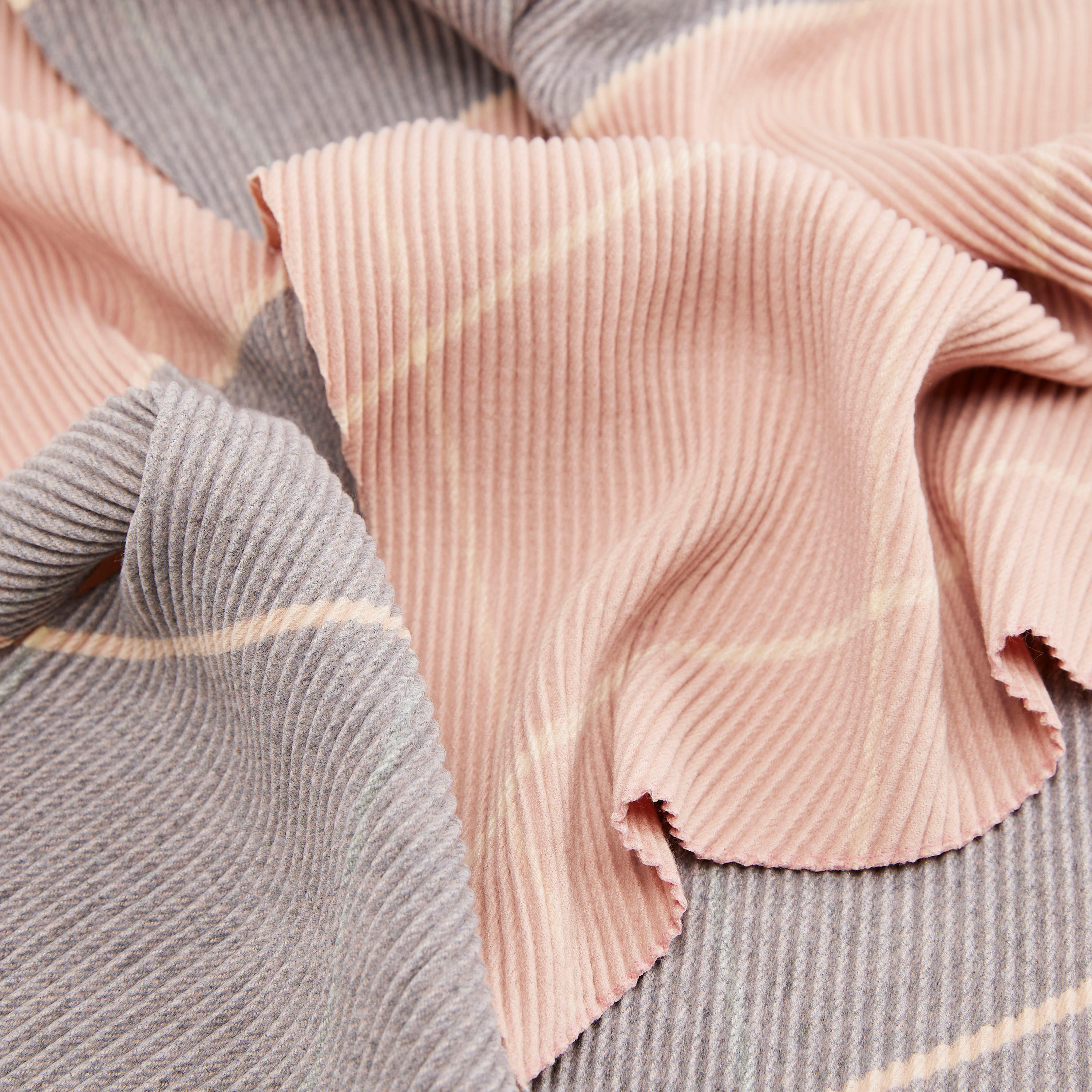 وشاح بارز الملمس-women-clothingaccessories-scarves-image-1