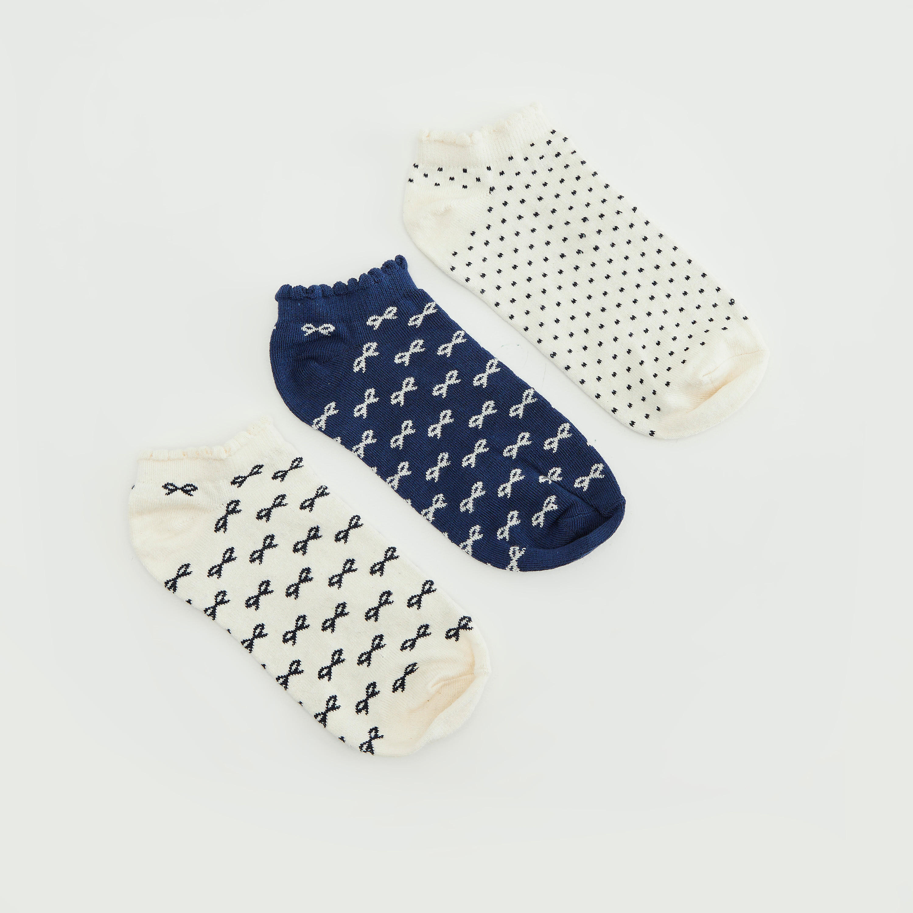 جوارب مطرّزة بطول الكاحل وحواف صدفيّة - مجموعة من 3-women-socksandstockings-image-1