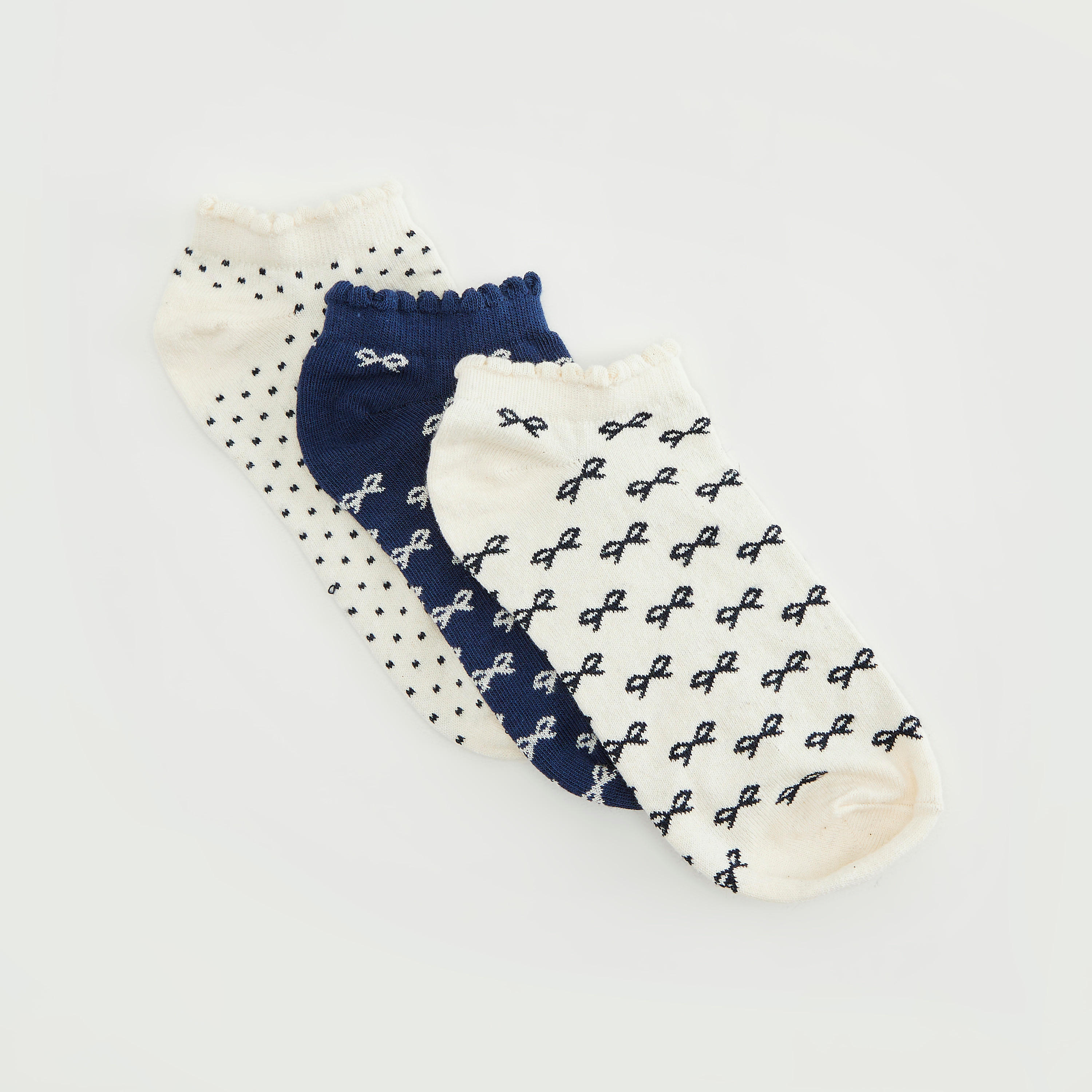 جوارب مطرّزة بطول الكاحل وحواف صدفيّة - مجموعة من 3-women-socksandstockings-image-2