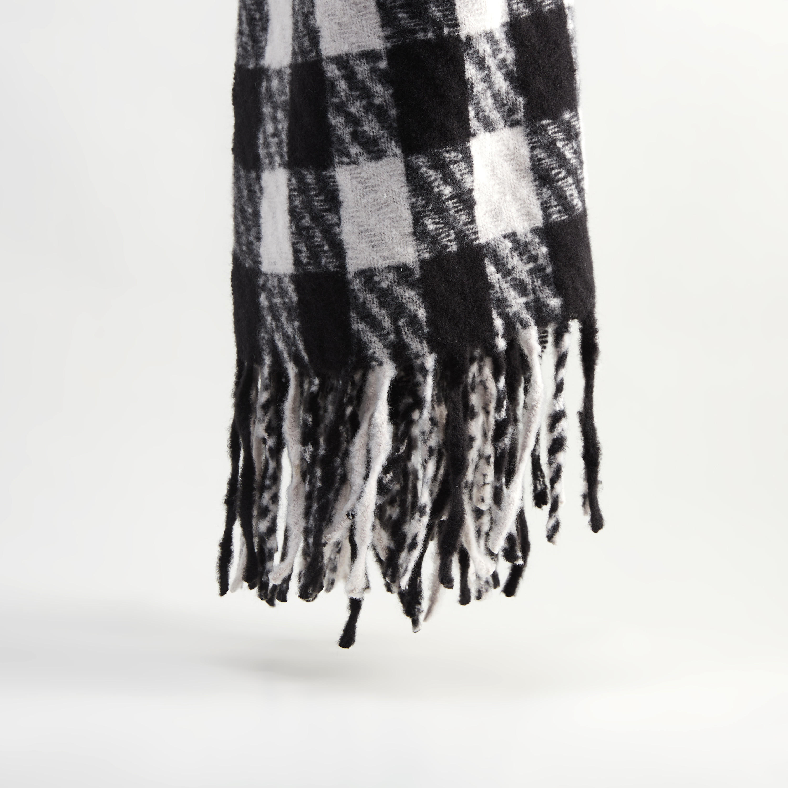 وشاح بطبعات كاروهات وشراشيب-women-clothingaccessories-scarves-image-1