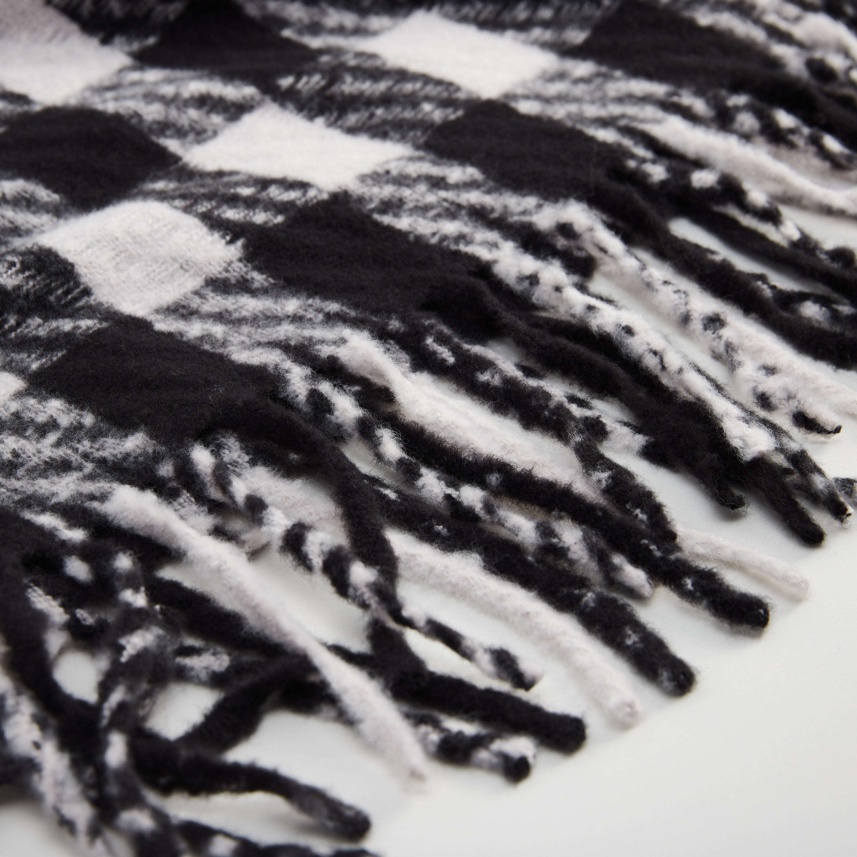 وشاح بطبعات كاروهات وشراشيب-women-clothingaccessories-scarves-image-3