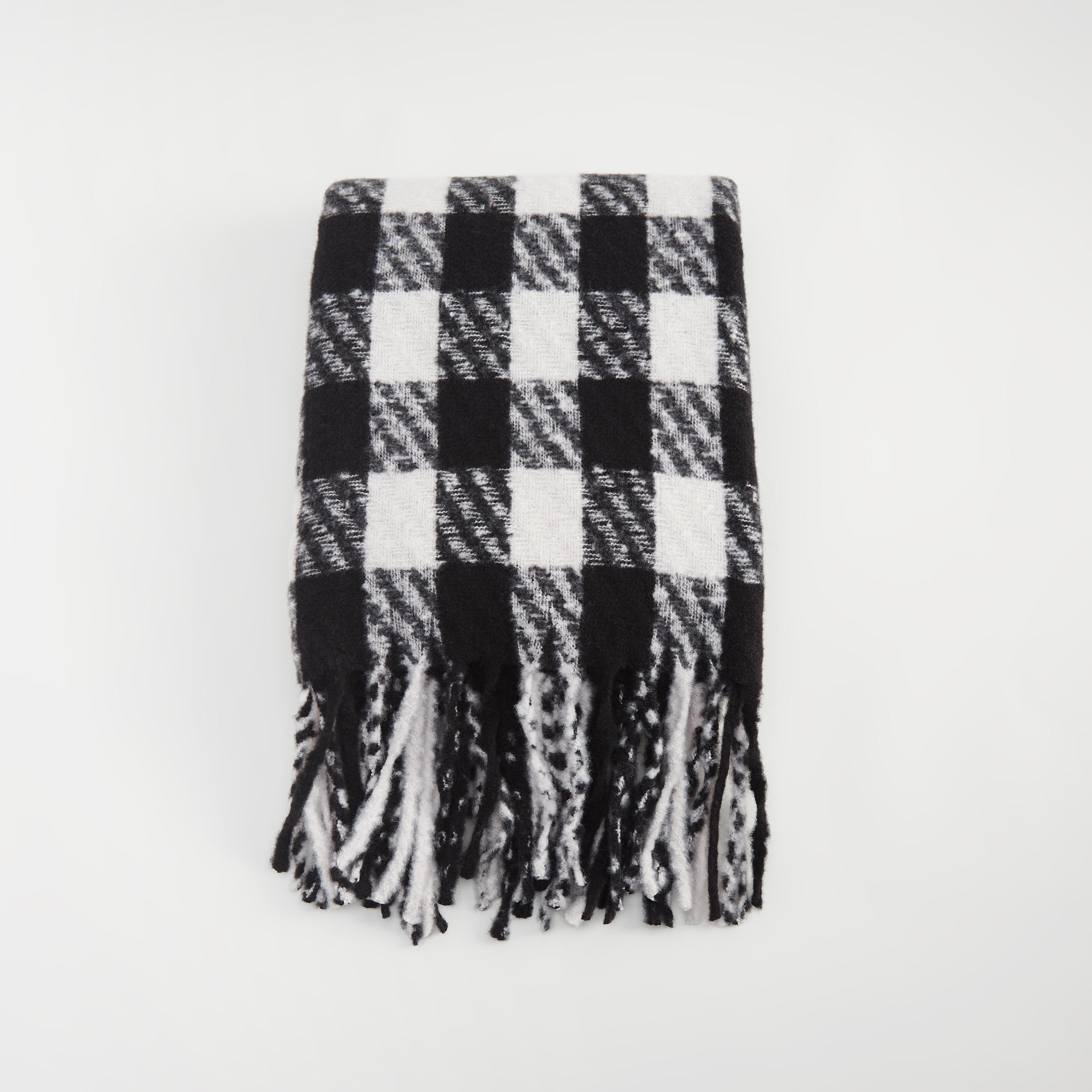وشاح بطبعات كاروهات وشراشيب-women-clothingaccessories-scarves-image-4