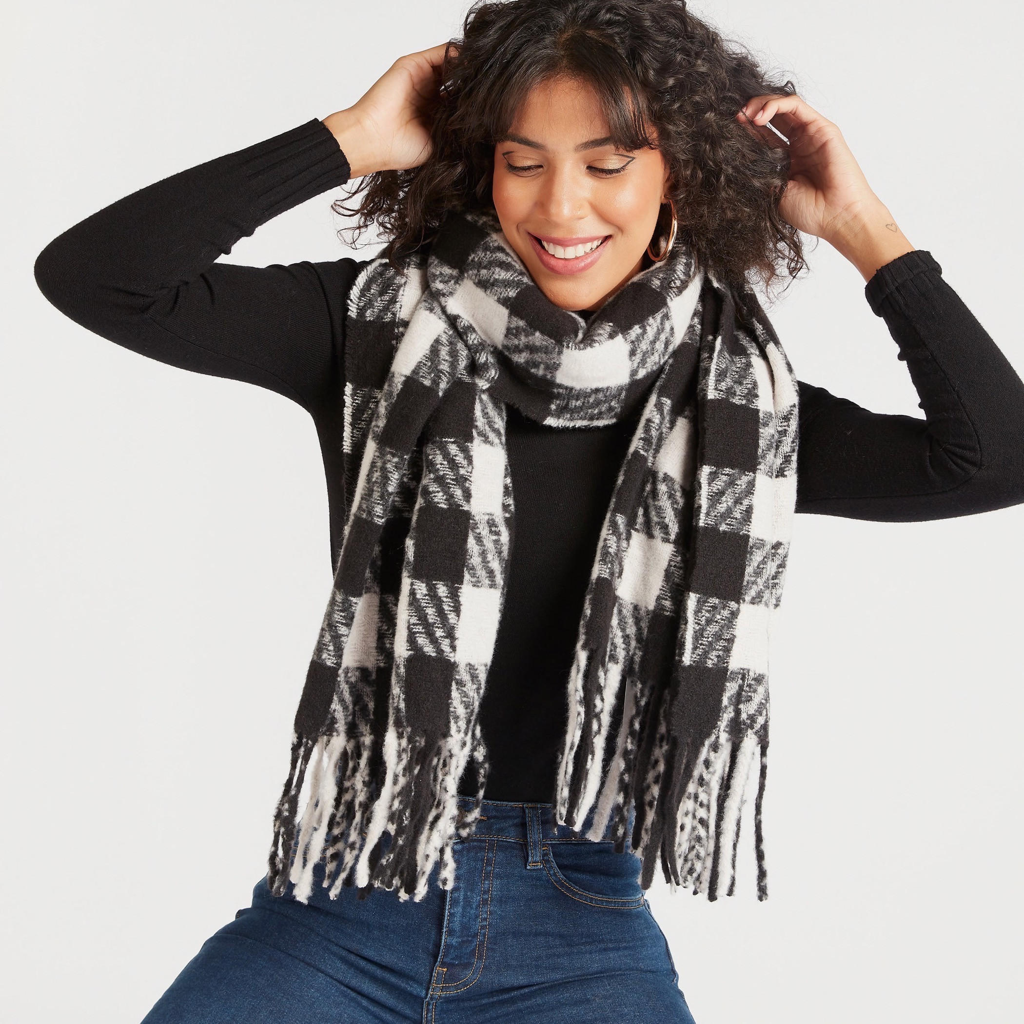 وشاح بطبعات كاروهات وشراشيب-women-clothingaccessories-scarves-image-2