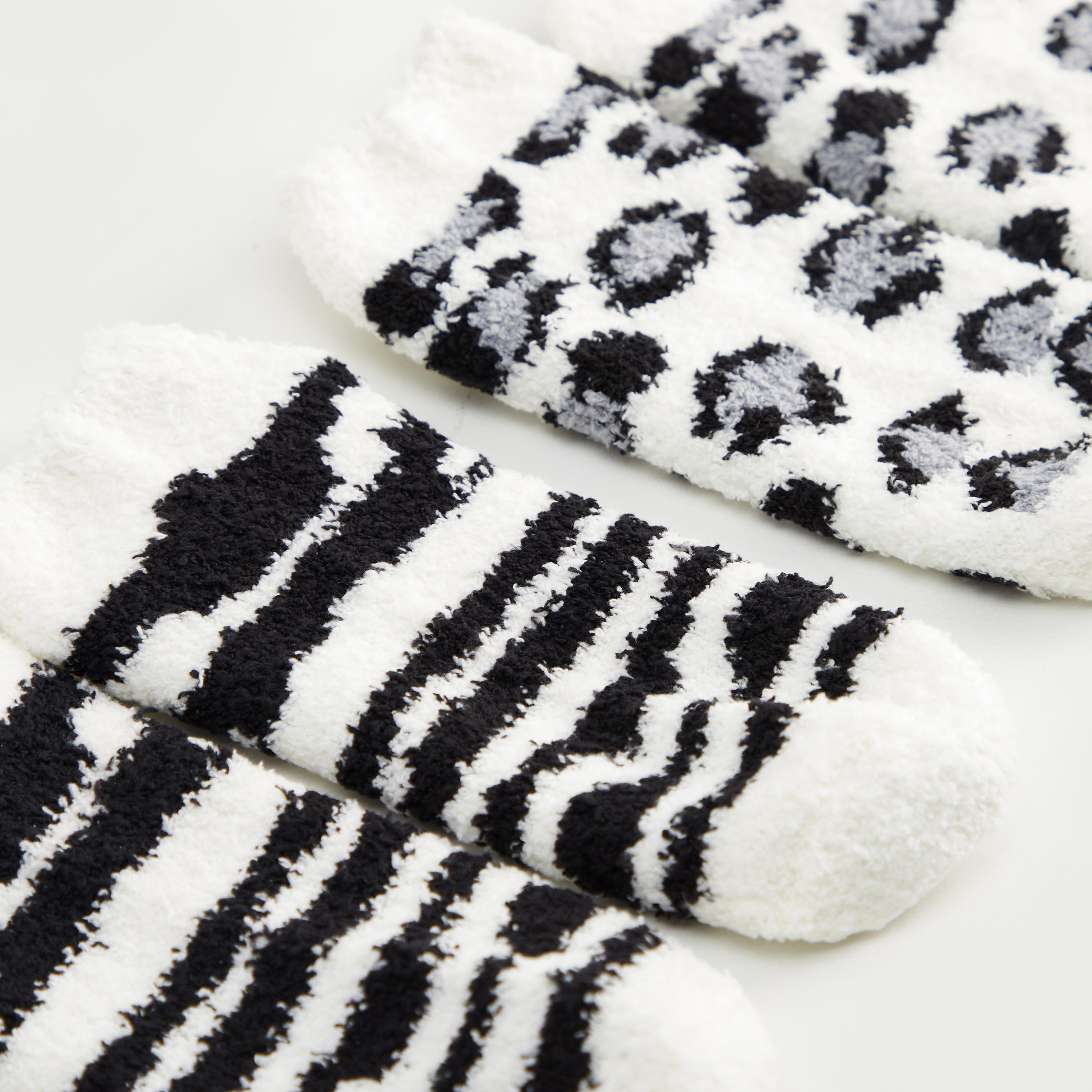 جوارب بطبعات حيوانات- طقم من 2-women-socksandstockings-image-3