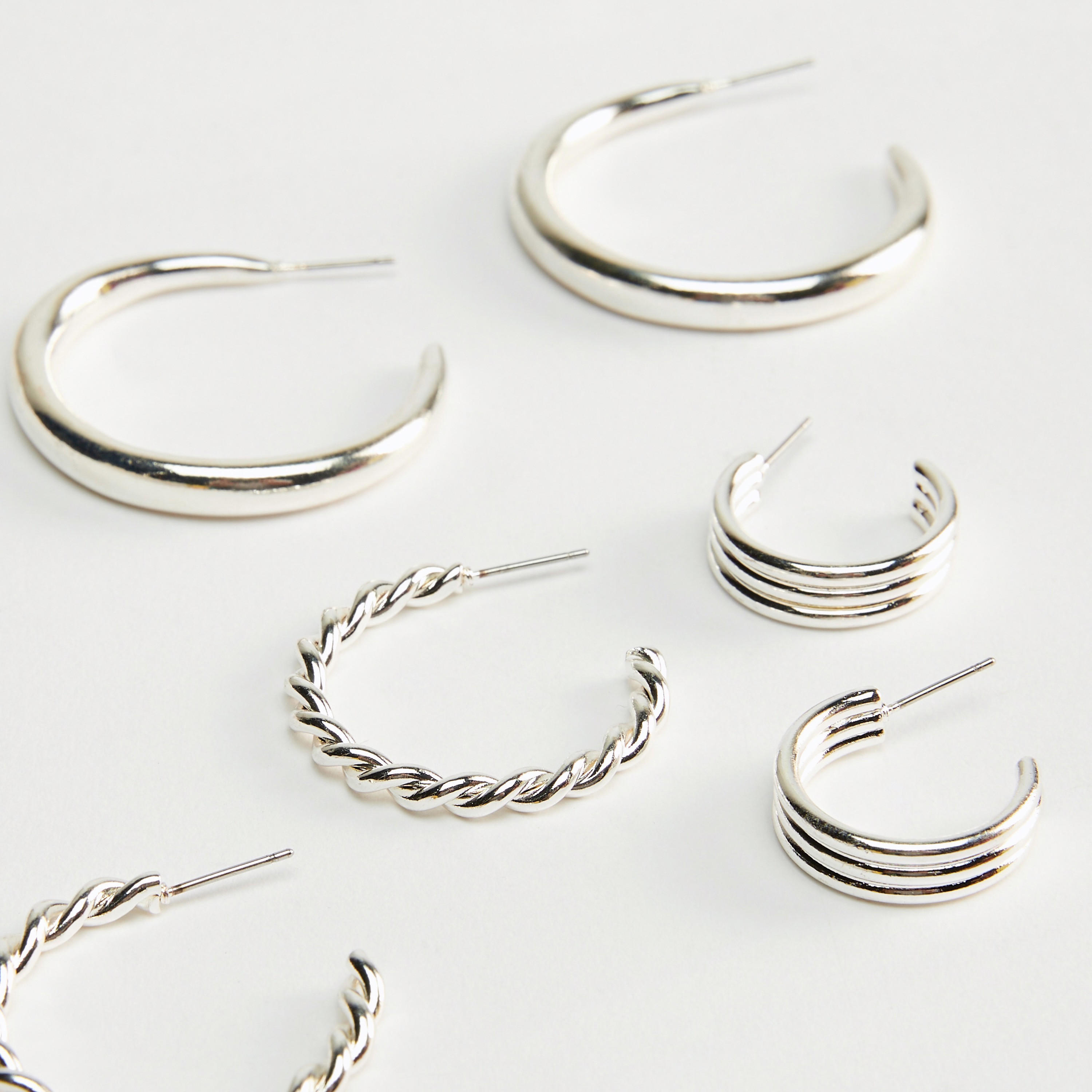 أقراط ميتاليك متنوّعة بمكبس إغلاق خلفي من جلوو - طقم من 3-women-watchesandjewellery-jewellery-earrings-image-3