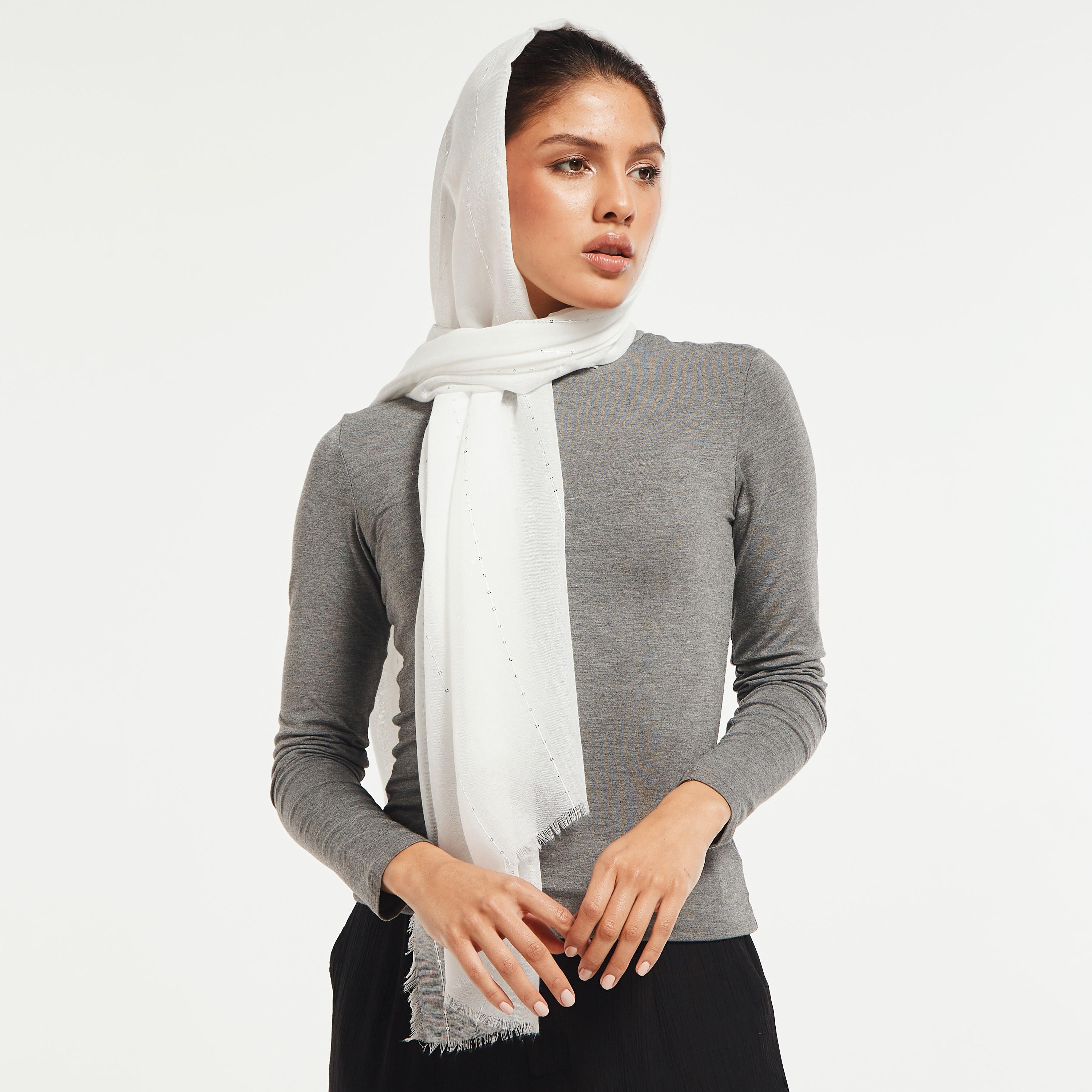 وشاح مزيّن بحواف شراشيب من جلوو-women-clothingaccessories-scarves-image-2