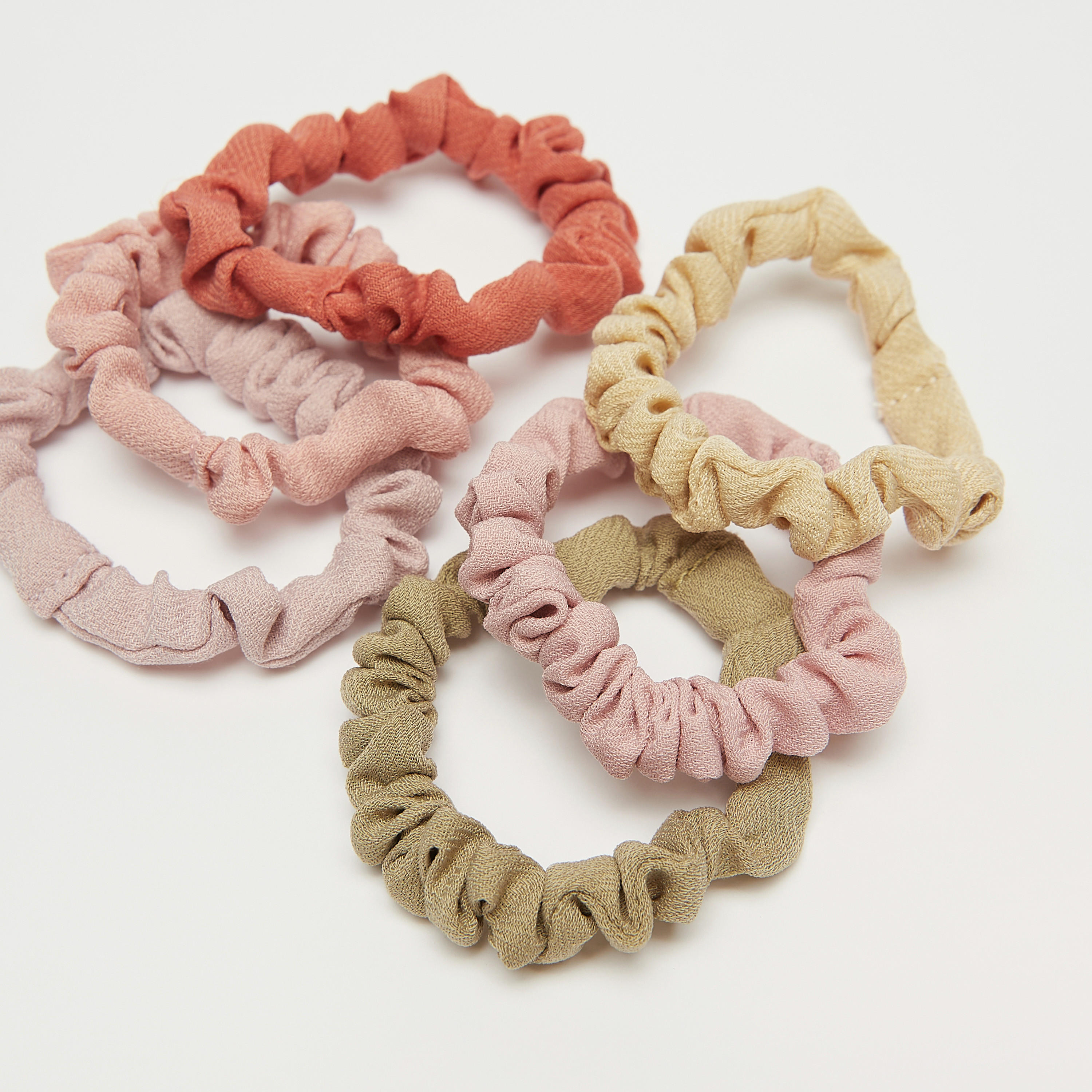 سكرانشي شعر مطاطي من جلوو - طقم 6 قطع-women-hairaccessories-image-3