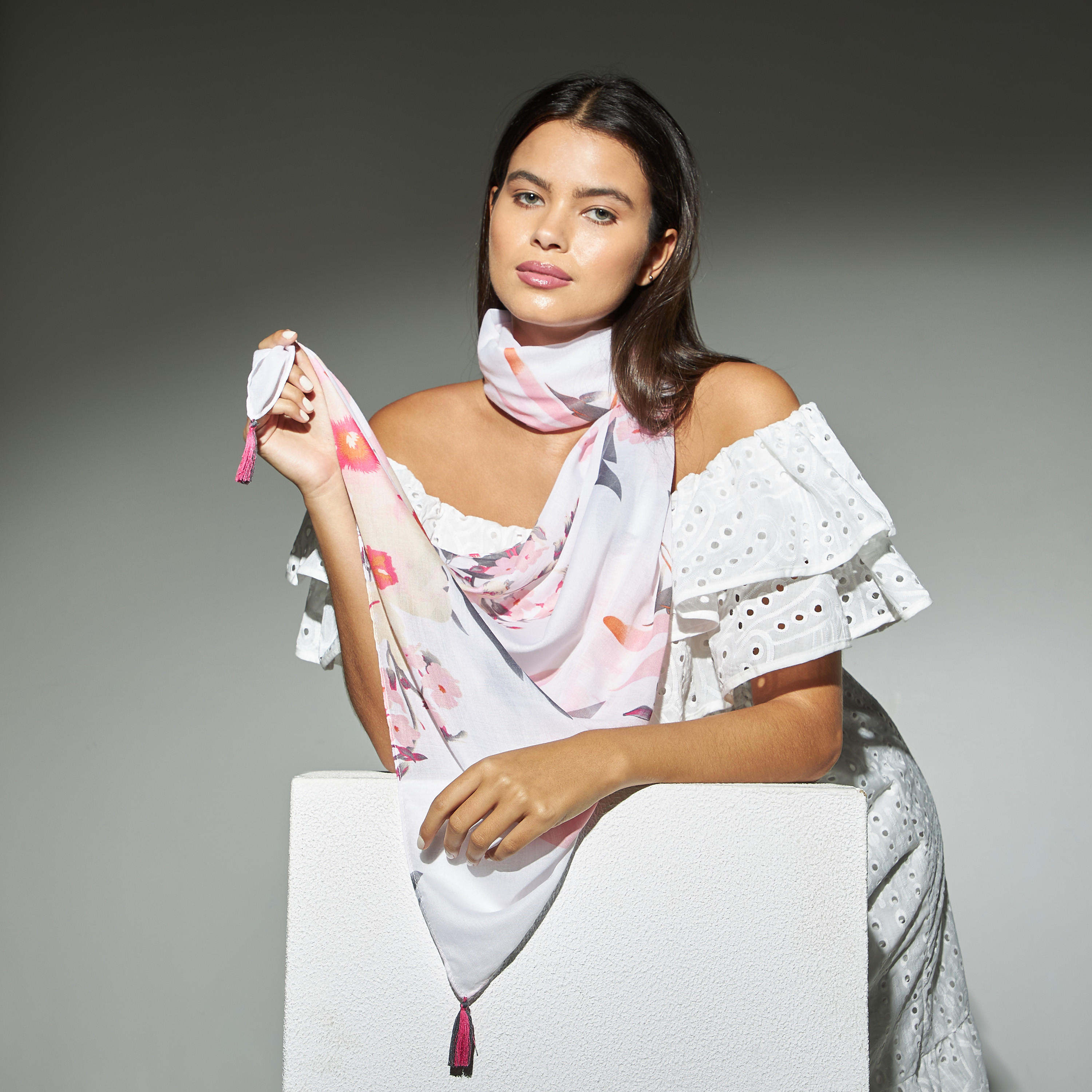 وشاح بطبعات أزهار وشرابات-women-clothingaccessories-scarves-image-2