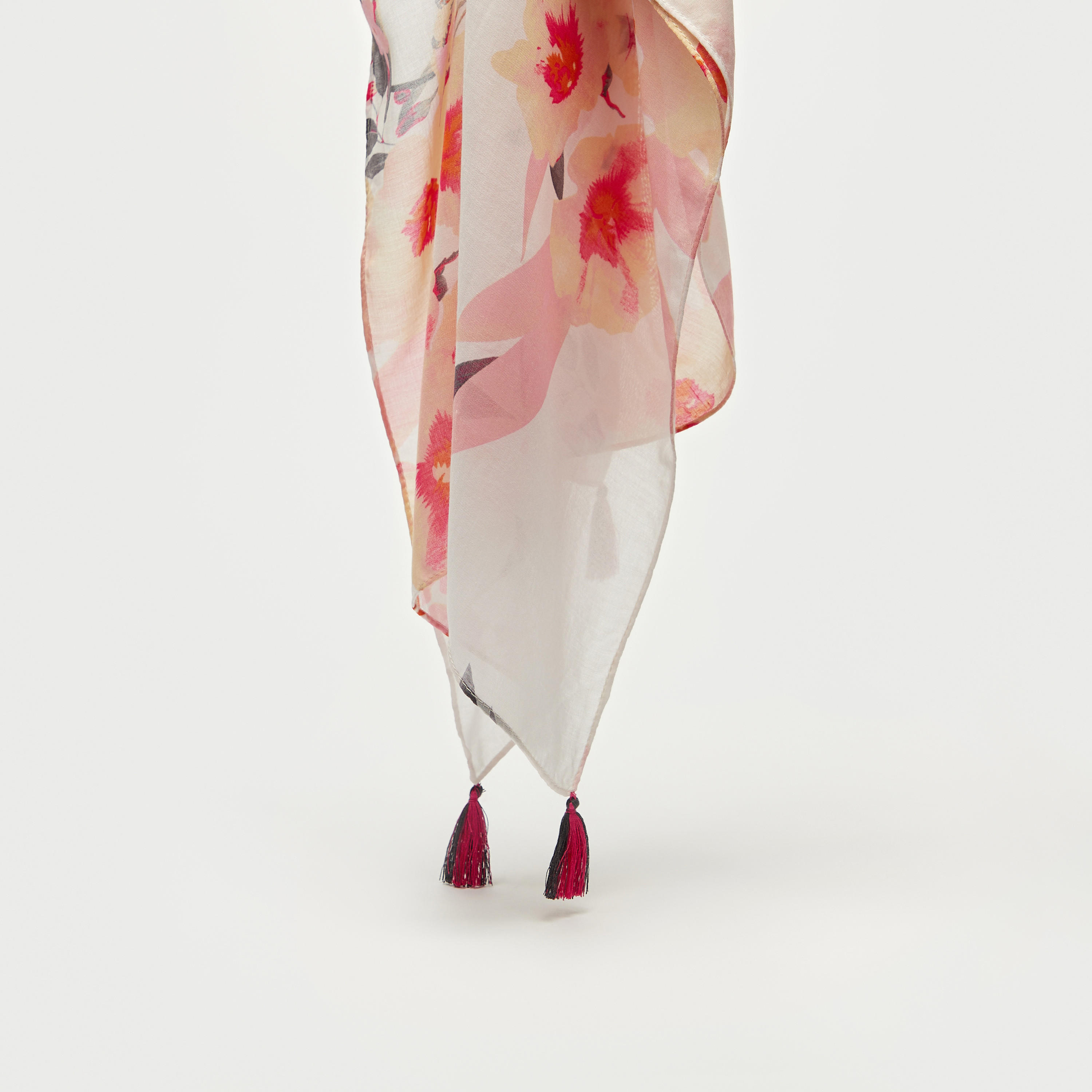 وشاح بطبعات أزهار وشرابات-women-clothingaccessories-scarves-image-1