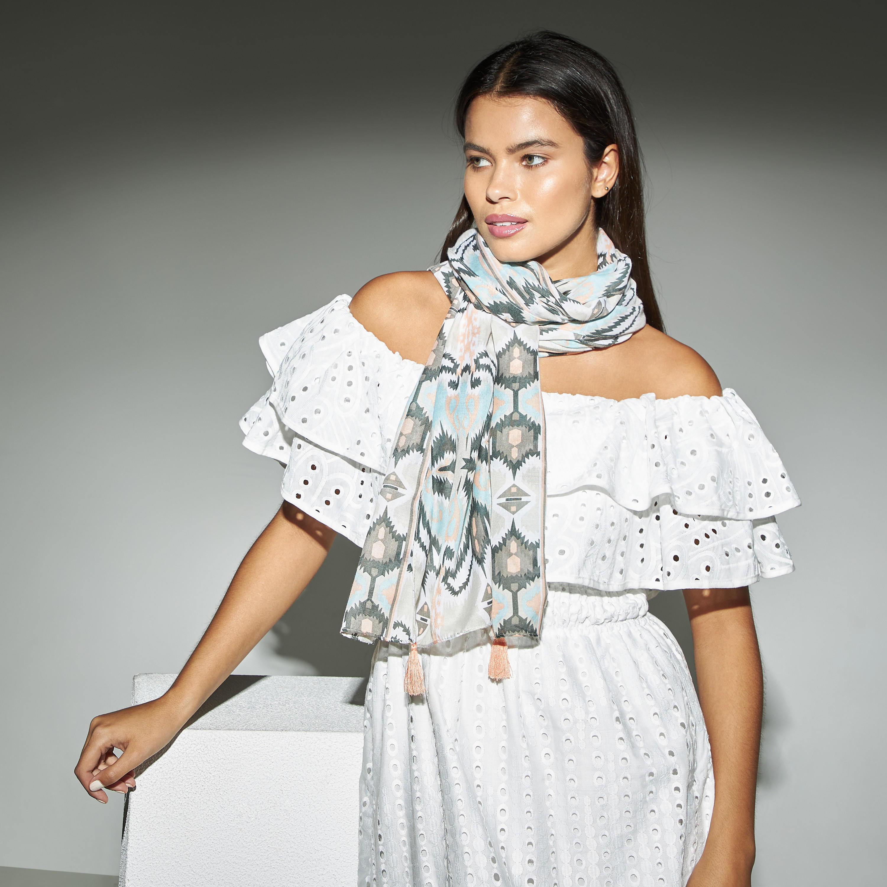 وشاح بطبعات أزهار وشرابات-women-clothingaccessories-scarves-image-2