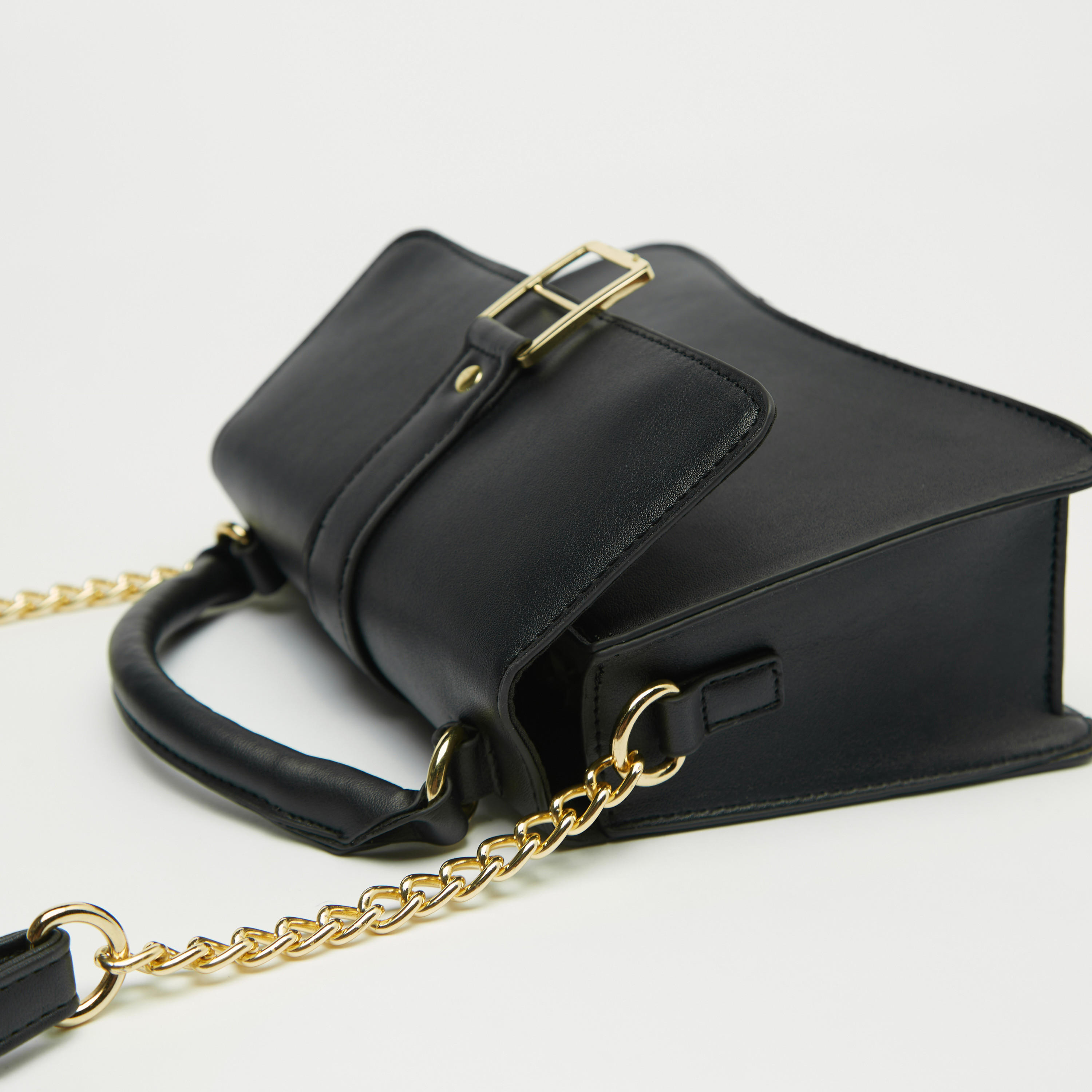شنطة كروس بودي سادة بحزام مزين بسلسلة وطية إغلاق-women-bagsandwallets-handbags-image-3