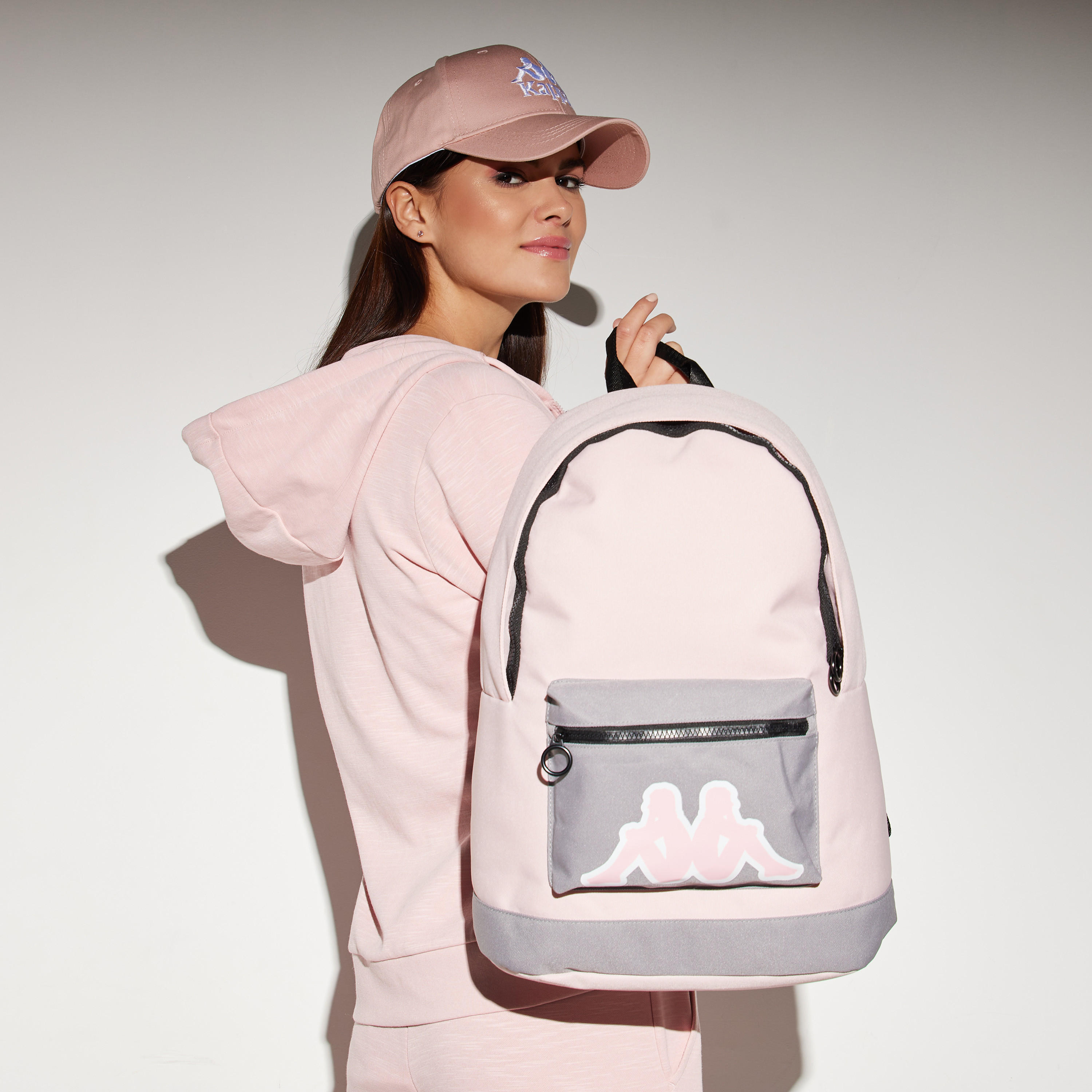 شنطة ظهر بأحزمة قابلة للتعديل وسحّاب إغلاق وطبعات شعار من كابا-women-clothing-sportswearandactivewear-accessories-image-2