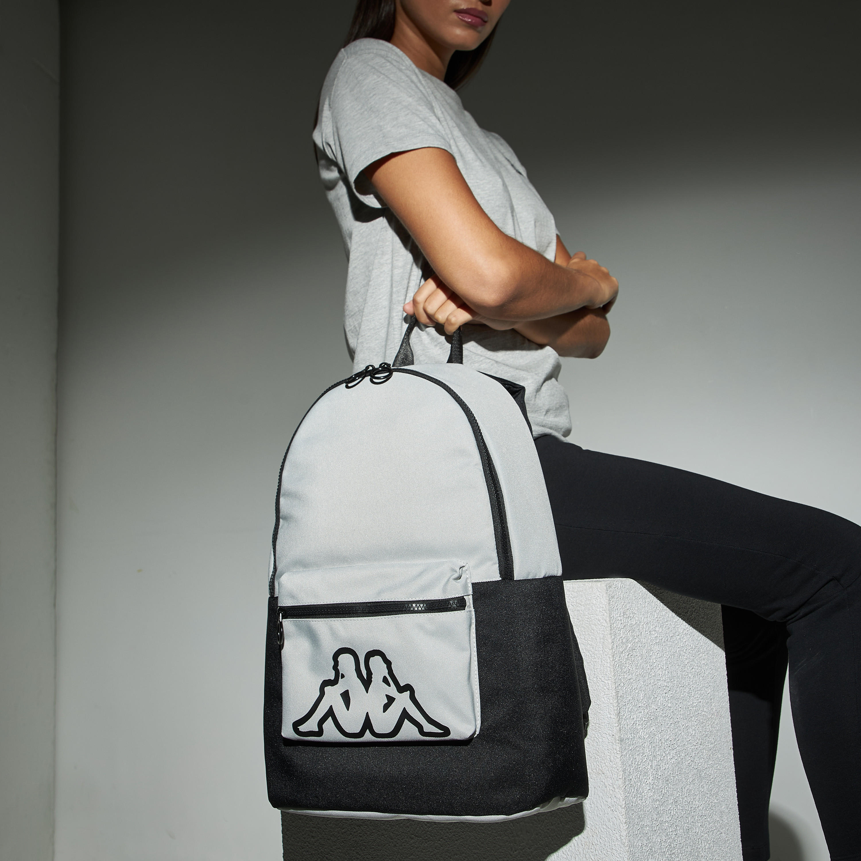 شنطة ظهر بأحزمة قابلة للتعديل وسحاب إغلاق وجيب وطبعات من كابا-women-clothing-sportswearandactivewear-accessories-image-4