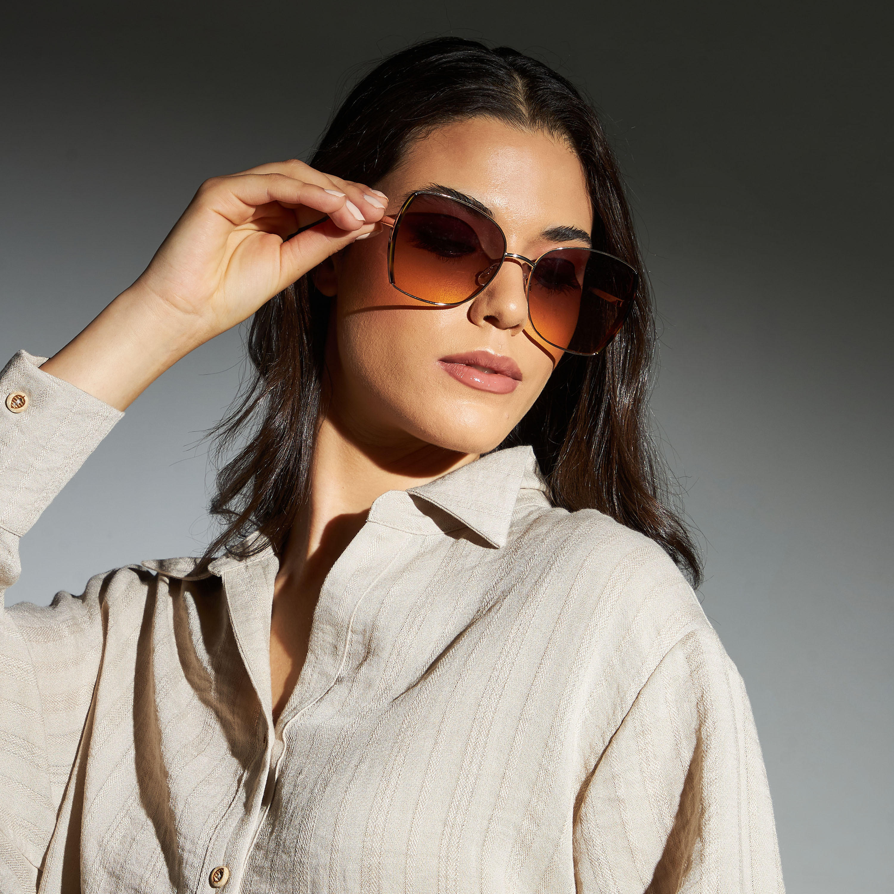 نظّارة شمسيّة بإطار كامل وعدسات ملوّنة ووسادات أنف-women-sunglasses-image-2