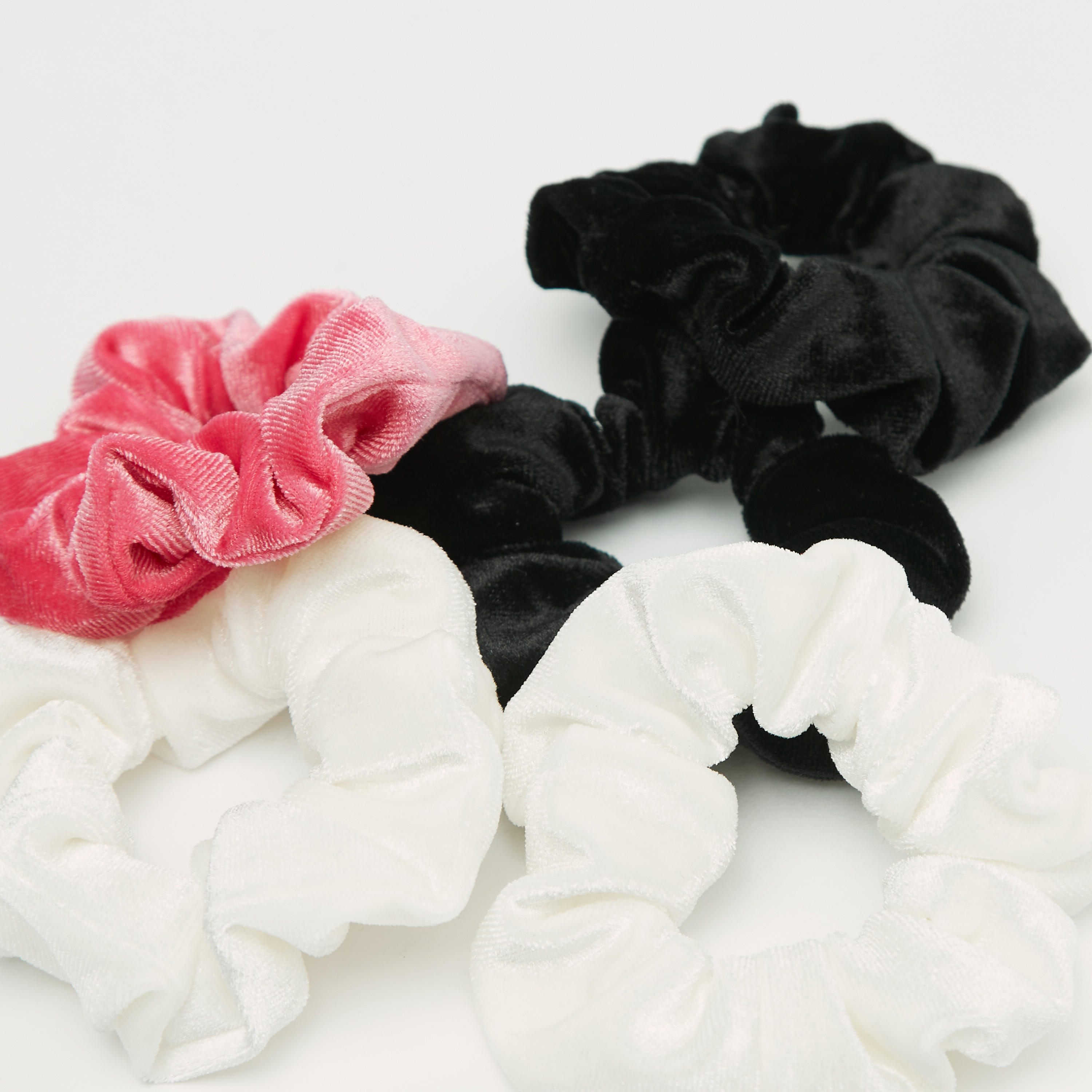 سكرانشي شعر مخمل من جلوو - طقم 5 قطع-women-hairaccessories-image-3