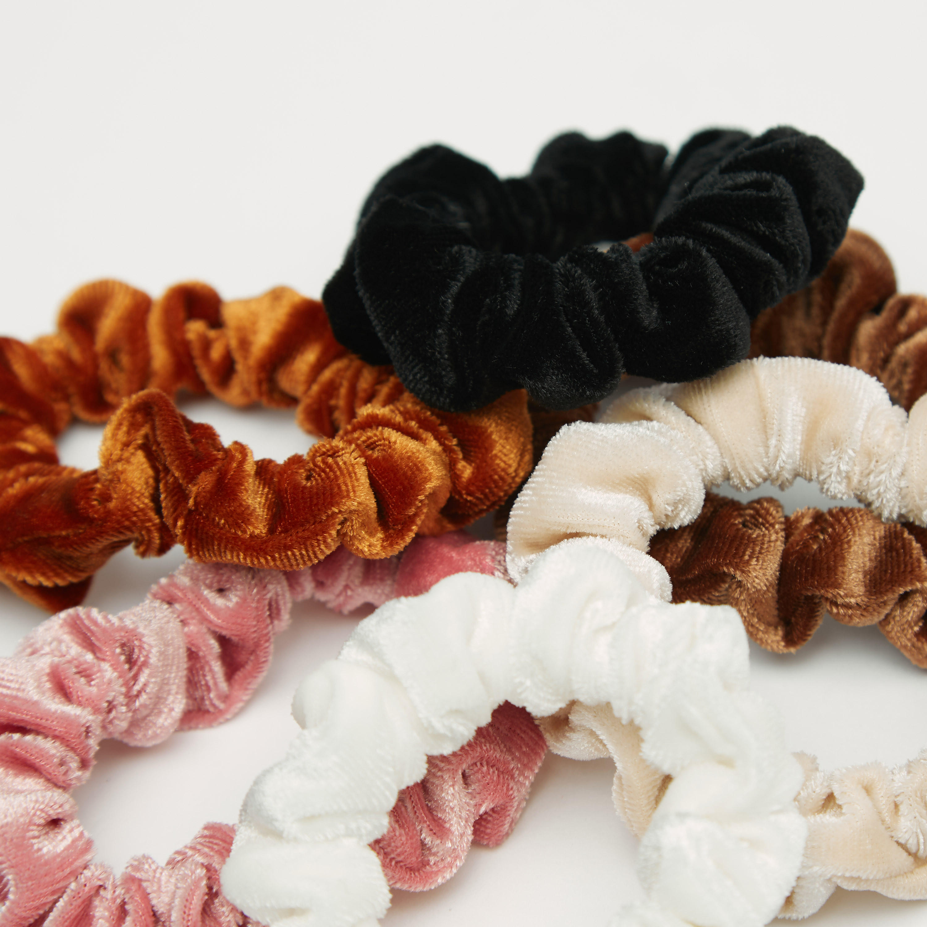 ربطات سكرانشي مخملية سادة - طقم من 6 قطع-women-hairaccessories-image-1