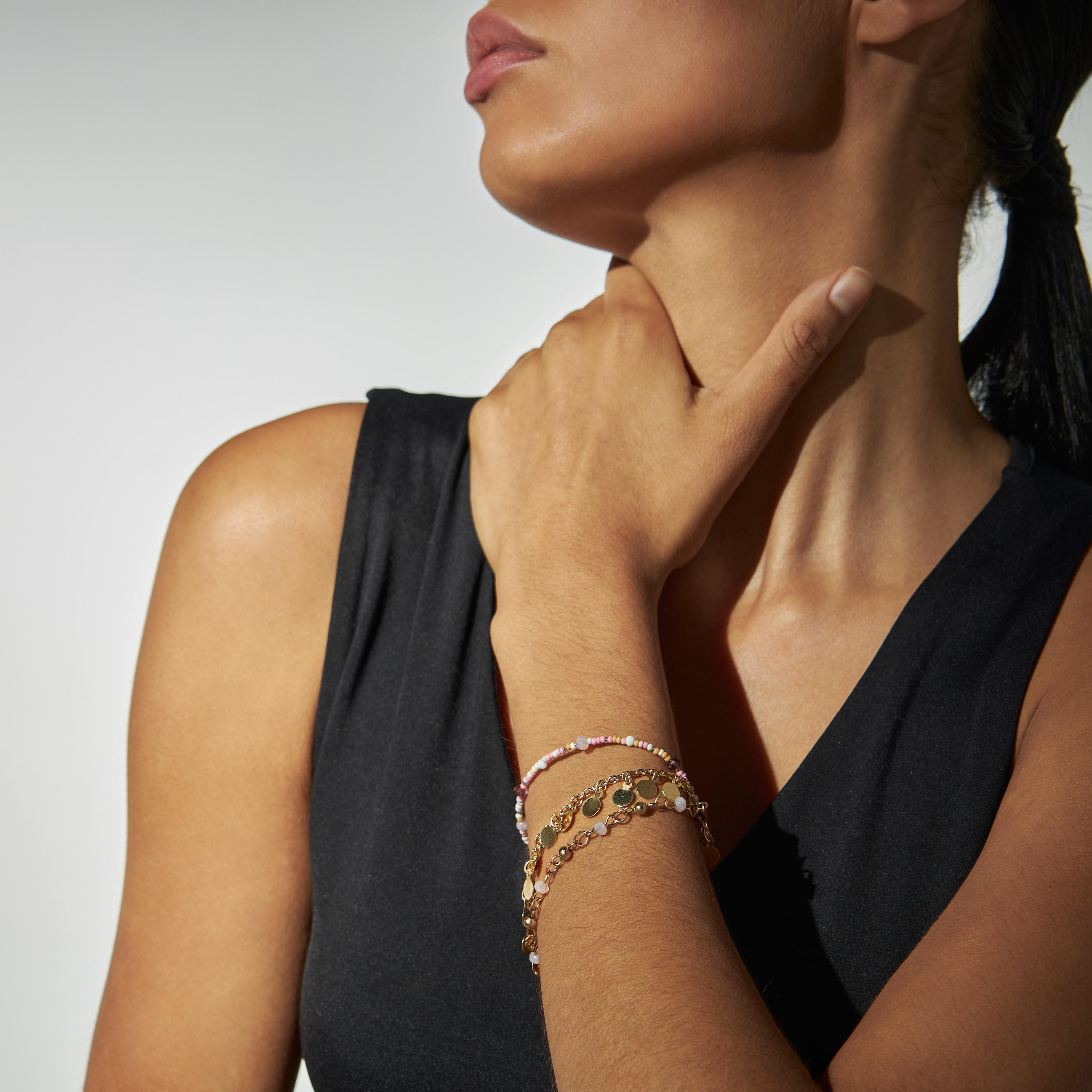 سوار مزيّن بمشبك إغلاق وتزيينات من الخرز-women-watchesandjewellery-jewellery-banglesandbracelets-image-2
